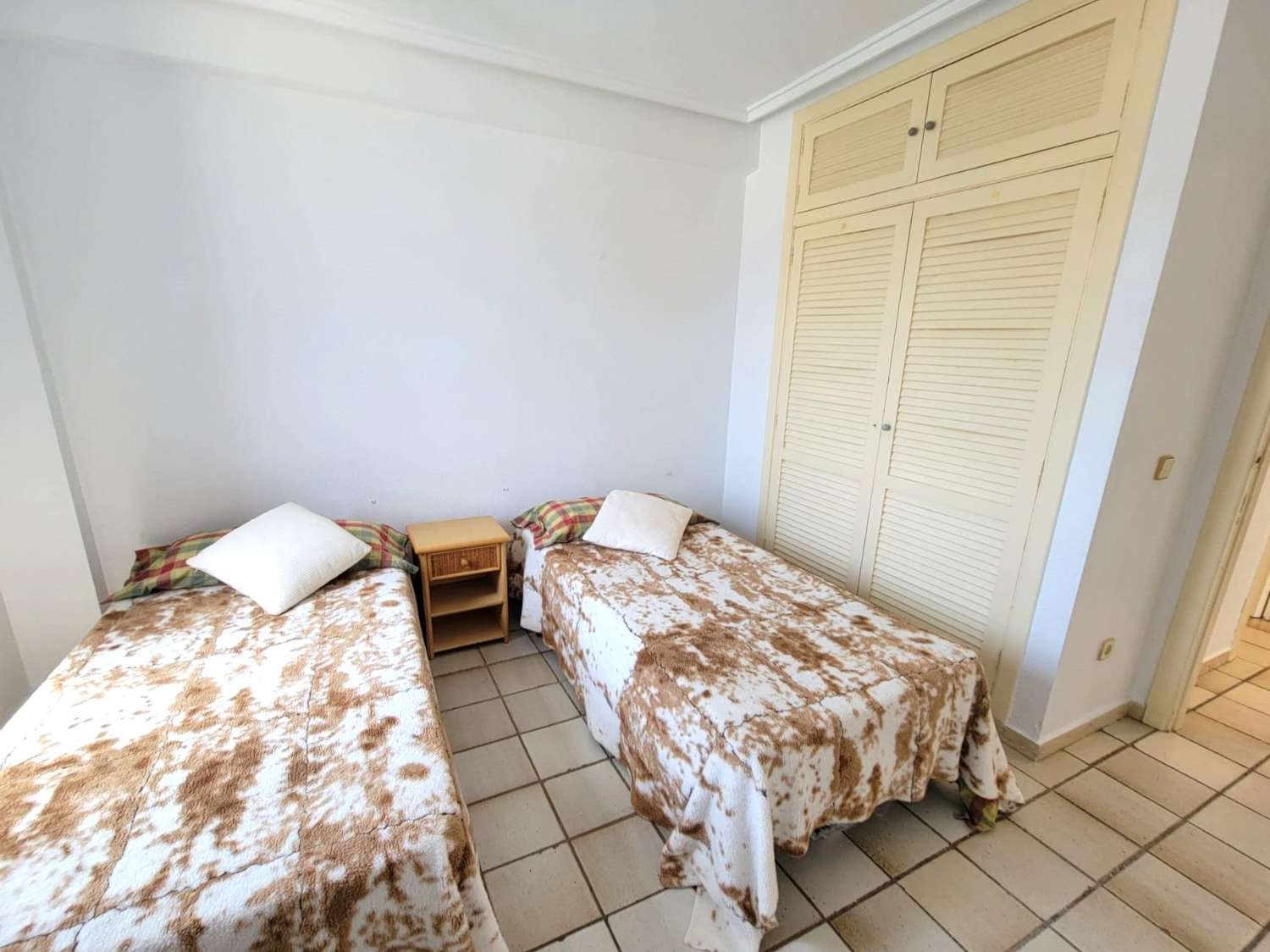 ÁTICO EN PRIMERA LÍNEA DE PLAYA EN LA MATA, VISTAS FRONTALES AL MAR, ESQUINA, GARAJE Y PISCINA