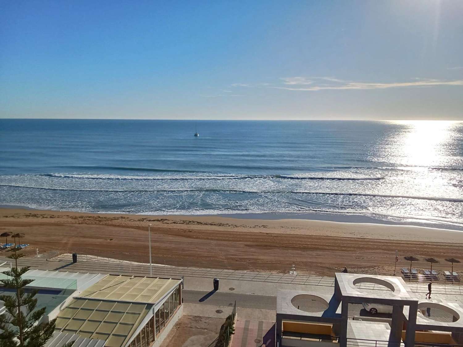 ÁTICO EN PRIMERA LÍNEA DE PLAYA EN LA MATA, VISTAS FRONTALES AL MAR, ESQUINA, GARAJE Y PISCINA