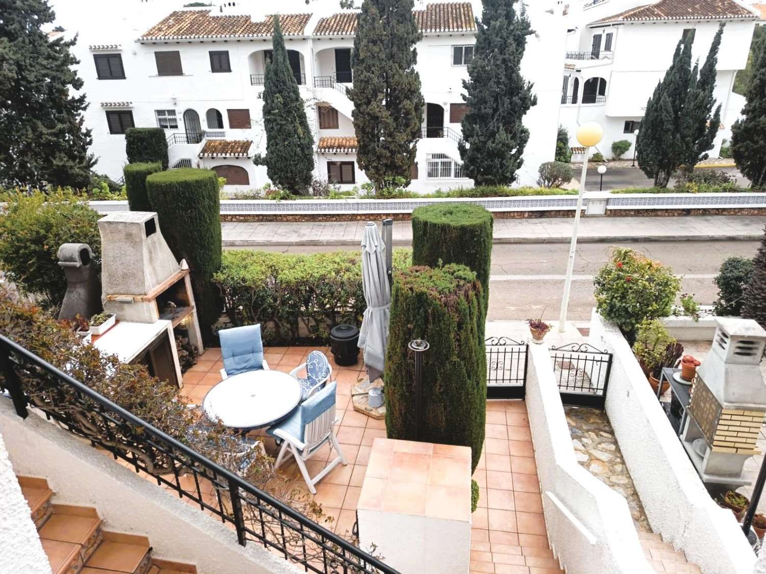 CHALET ADOSADO DÚPLEX REFORMADO EN CABO ROIG, ORIENTACIÓN SUR, 4 DORMITORIOS, JARDÍN PRIVADO Y GRAN POTENCIAL DE INVERSIÓN