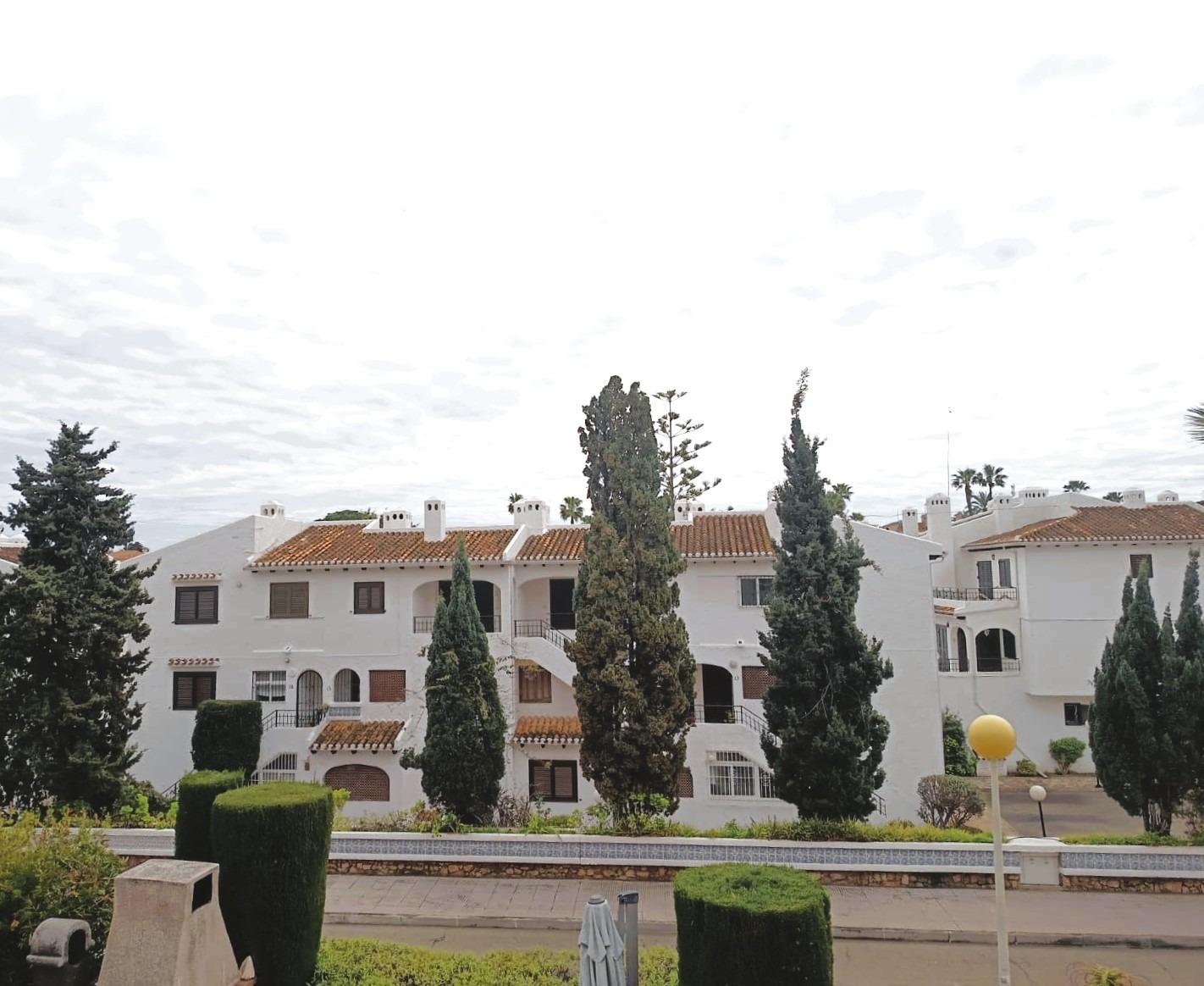 CHALET ADOSADO DÚPLEX REFORMADO EN CABO ROIG, ORIENTACIÓN SUR, 4 DORMITORIOS, JARDÍN PRIVADO Y GRAN POTENCIAL DE INVERSIÓN