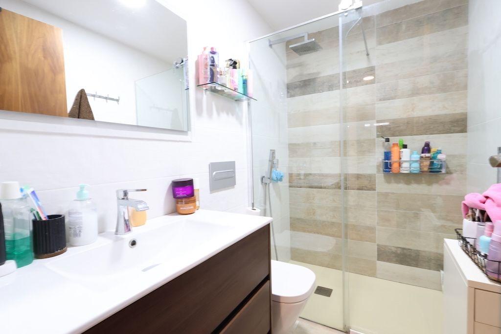 CHALET ADOSADO DÚPLEX REFORMADO EN CABO ROIG, ORIENTACIÓN SUR, 4 DORMITORIOS, JARDÍN PRIVADO Y GRAN POTENCIAL DE INVERSIÓN