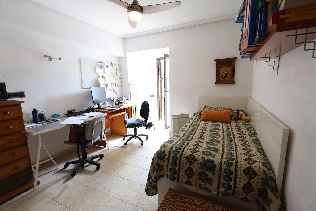 CHALET ADOSADO DÚPLEX REFORMADO EN CABO ROIG, ORIENTACIÓN SUR, 4 DORMITORIOS, JARDÍN PRIVADO Y GRAN POTENCIAL DE INVERSIÓN