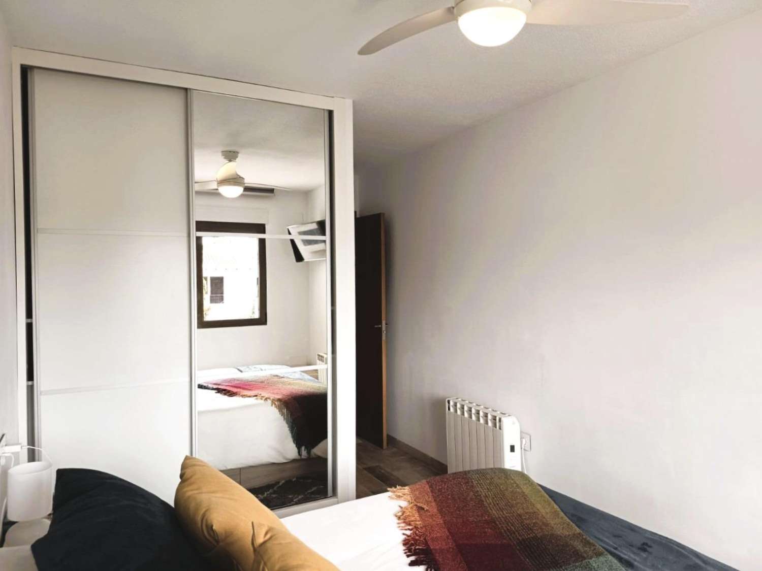 CHALET ADOSADO DÚPLEX REFORMADO EN CABO ROIG, ORIENTACIÓN SUR, 4 DORMITORIOS, JARDÍN PRIVADO Y GRAN POTENCIAL DE INVERSIÓN