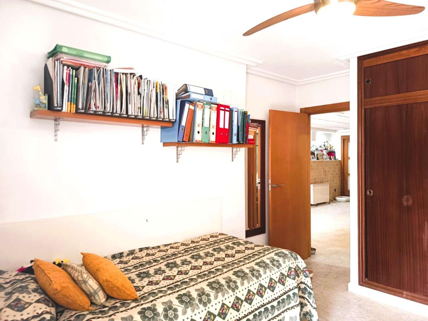 CHALET ADOSADO DÚPLEX REFORMADO EN CABO ROIG, ORIENTACIÓN SUR, 4 DORMITORIOS, JARDÍN PRIVADO Y GRAN POTENCIAL DE INVERSIÓN