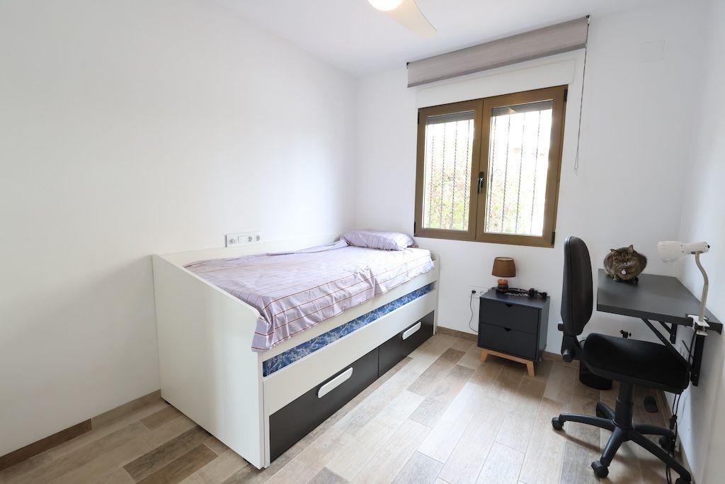 CHALET ADOSADO DÚPLEX REFORMADO EN CABO ROIG, ORIENTACIÓN SUR, 4 DORMITORIOS, JARDÍN PRIVADO Y GRAN POTENCIAL DE INVERSIÓN