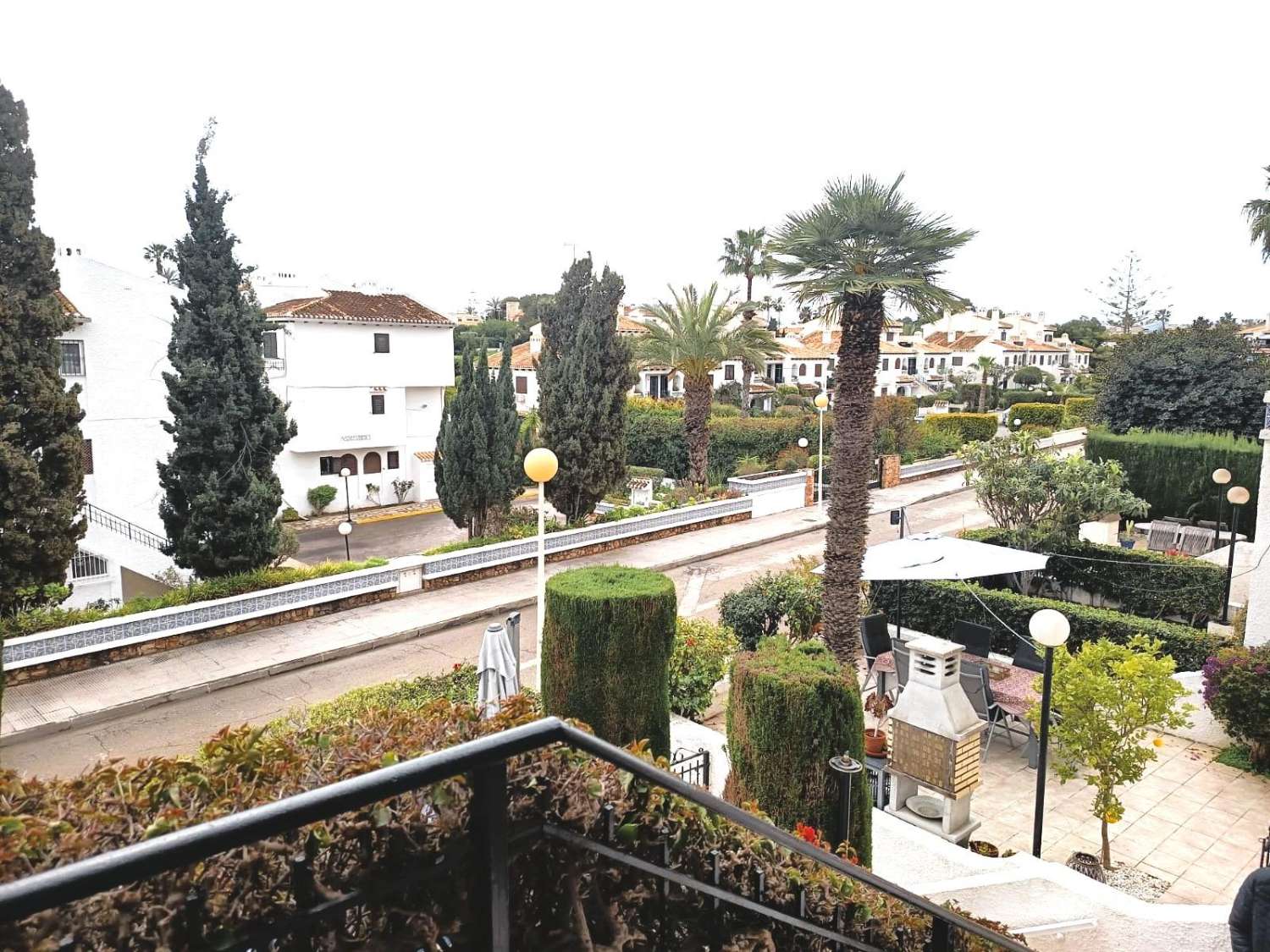 CHALET ADOSADO DÚPLEX REFORMADO EN CABO ROIG, ORIENTACIÓN SUR, 4 DORMITORIOS, JARDÍN PRIVADO Y GRAN POTENCIAL DE INVERSIÓN