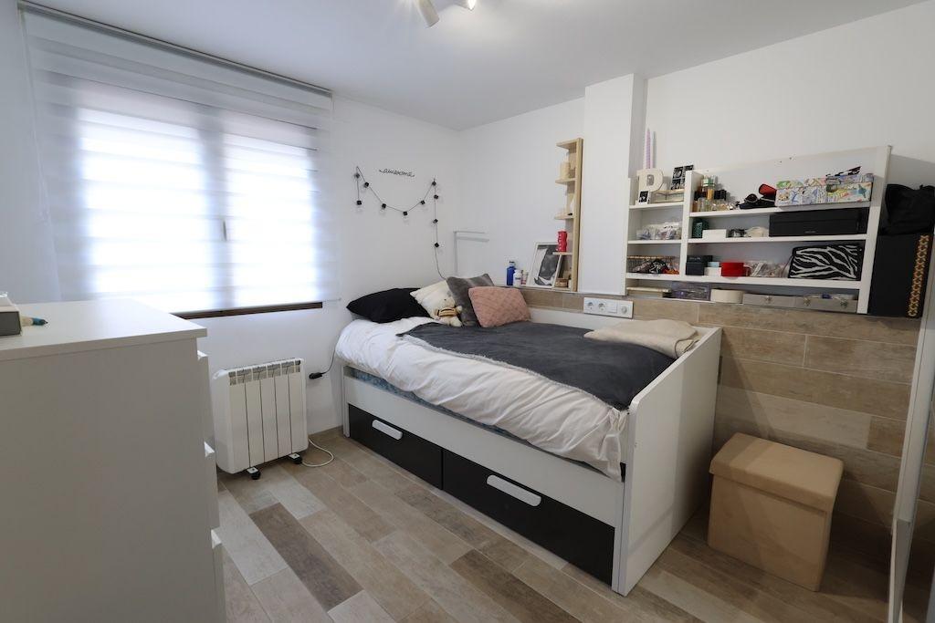 CHALET ADOSADO DÚPLEX REFORMADO EN CABO ROIG, ORIENTACIÓN SUR, 4 DORMITORIOS, JARDÍN PRIVADO Y GRAN POTENCIAL DE INVERSIÓN