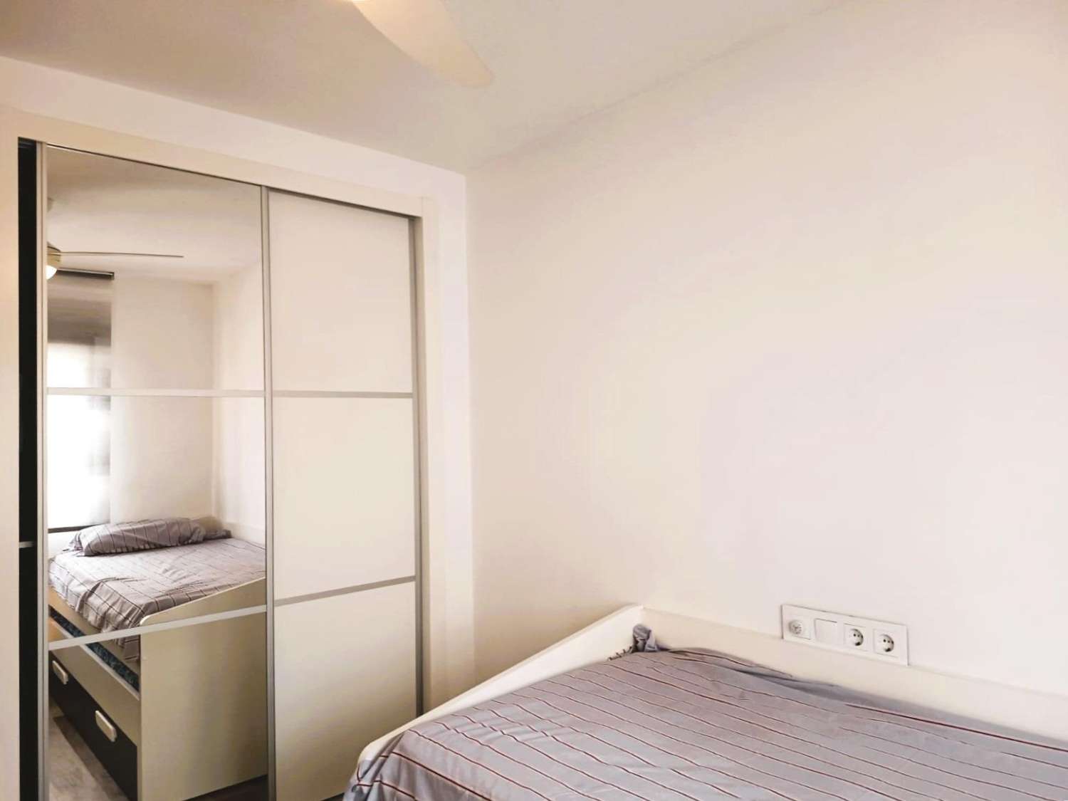 CHALET ADOSADO DÚPLEX REFORMADO EN CABO ROIG, ORIENTACIÓN SUR, 4 DORMITORIOS, JARDÍN PRIVADO Y GRAN POTENCIAL DE INVERSIÓN