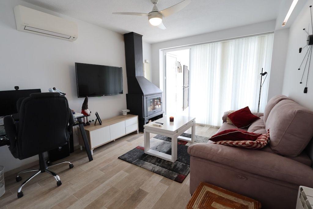 CHALET ADOSADO DÚPLEX REFORMADO EN CABO ROIG, ORIENTACIÓN SUR, 4 DORMITORIOS, JARDÍN PRIVADO Y GRAN POTENCIAL DE INVERSIÓN