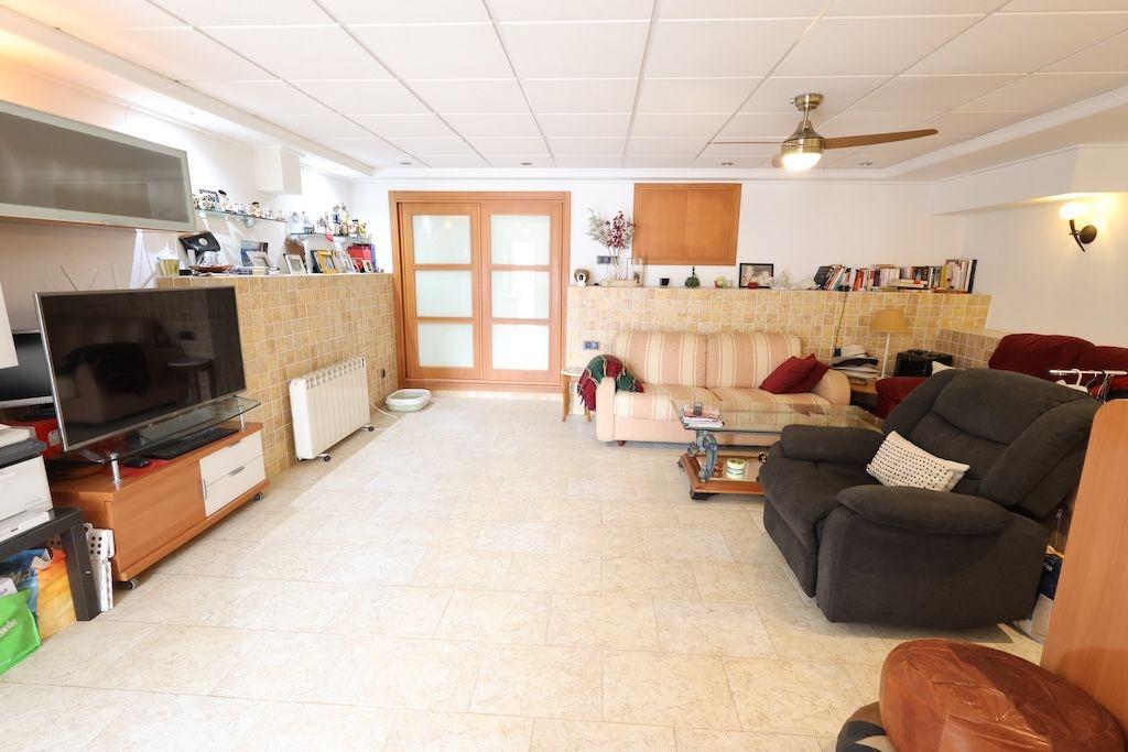 CHALET ADOSADO DÚPLEX REFORMADO EN CABO ROIG, ORIENTACIÓN SUR, 4 DORMITORIOS, JARDÍN PRIVADO Y GRAN POTENCIAL DE INVERSIÓN