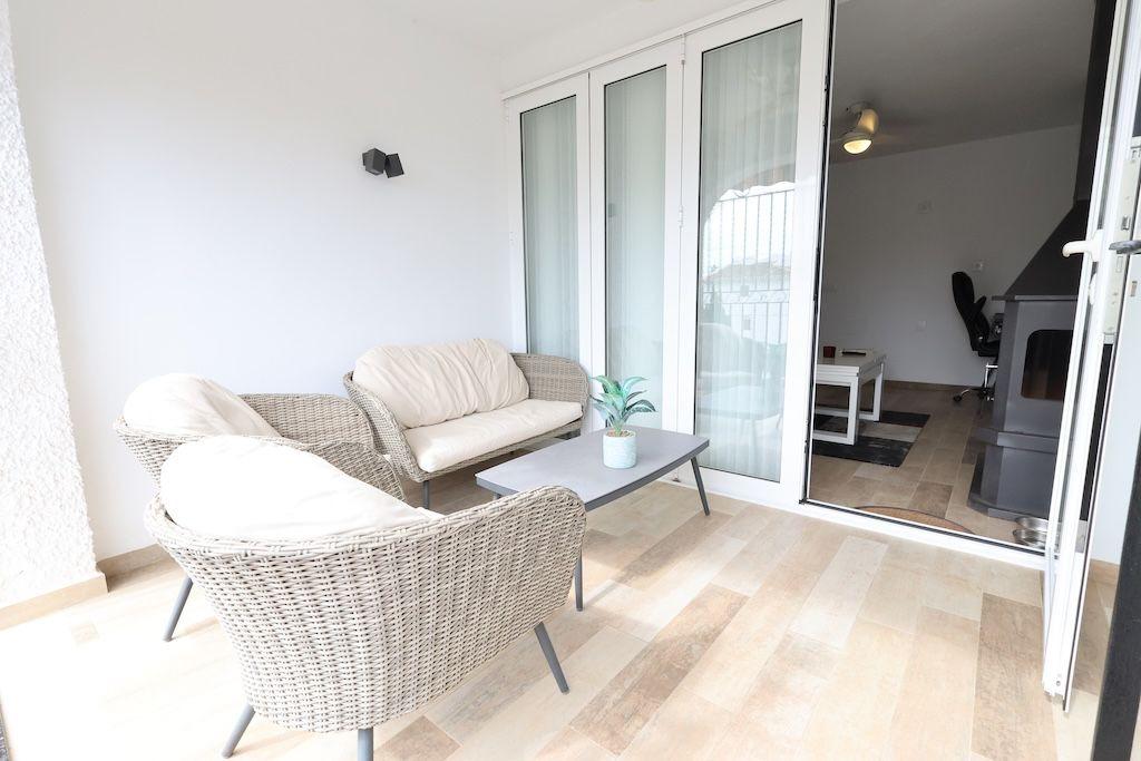 CHALET ADOSADO DÚPLEX REFORMADO EN CABO ROIG, ORIENTACIÓN SUR, 4 DORMITORIOS, JARDÍN PRIVADO Y GRAN POTENCIAL DE INVERSIÓN