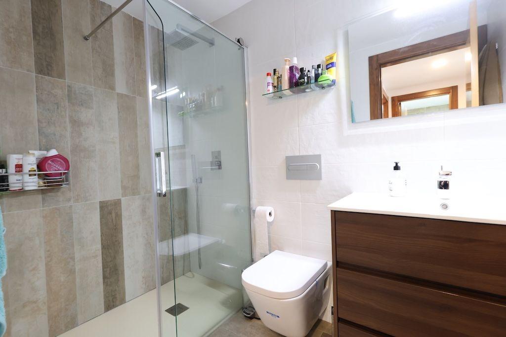 CHALET ADOSADO DÚPLEX REFORMADO EN CABO ROIG, ORIENTACIÓN SUR, 4 DORMITORIOS, JARDÍN PRIVADO Y GRAN POTENCIAL DE INVERSIÓN