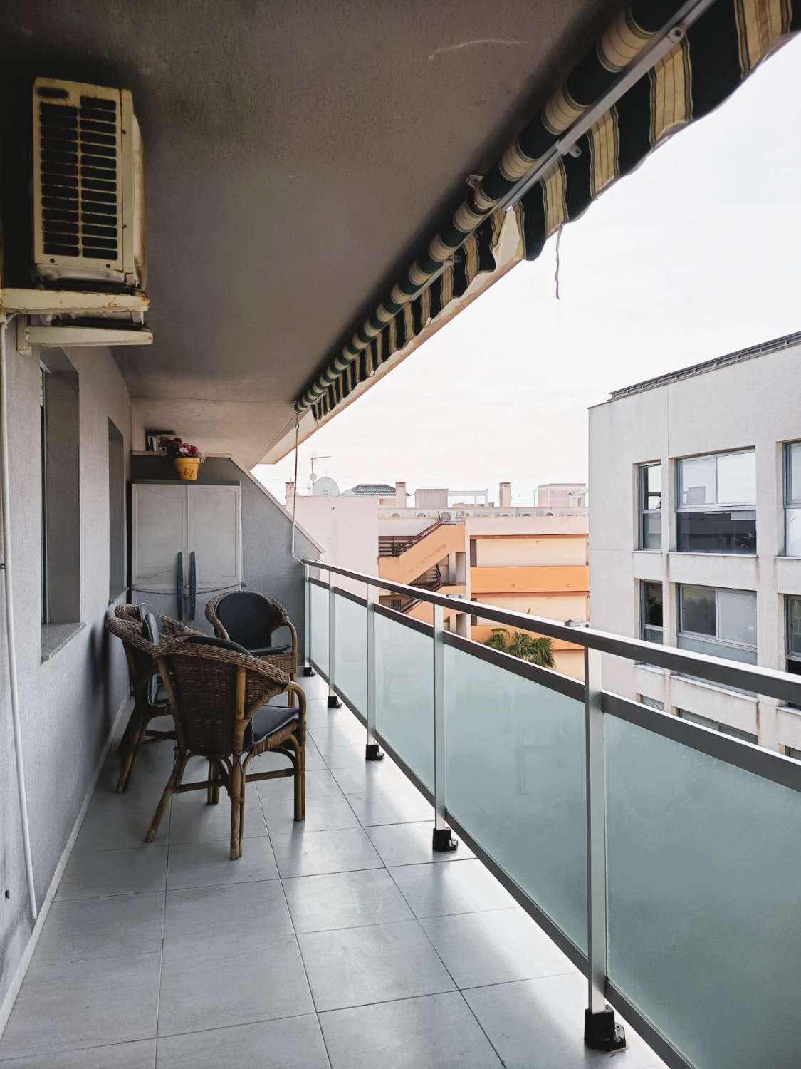 ÁTICO CON SOLÁRIUM PRIVADO DE 65 M² Y VISTAS AL MAR EN CABO ROIG, ORIENTACIÓN SUR Y ALTA RENTABILIDAD