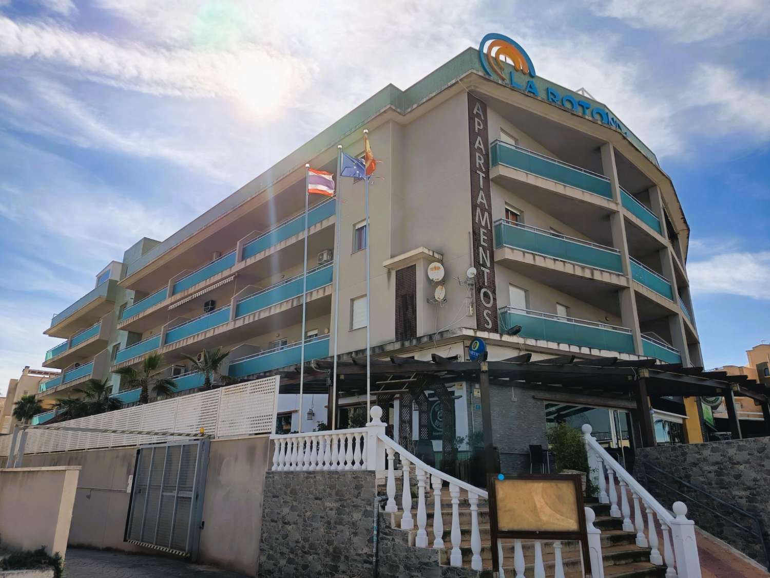 ÁTICO CON SOLÁRIUM PRIVADO DE 65 M² Y VISTAS AL MAR EN CABO ROIG, ORIENTACIÓN SUR Y ALTA RENTABILIDAD