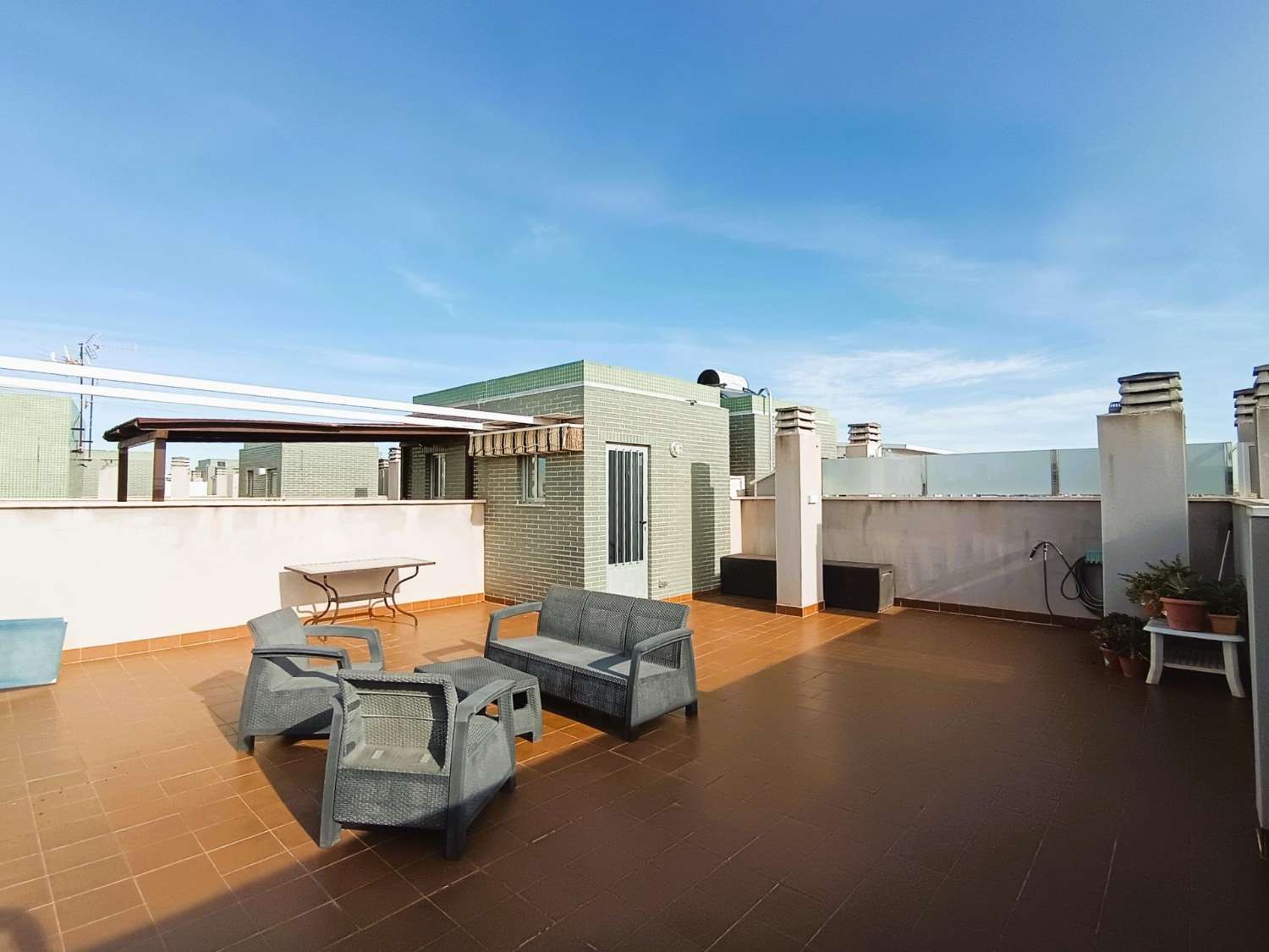 ÁTICO CON SOLÁRIUM PRIVADO DE 65 M² Y VISTAS AL MAR EN CABO ROIG, ORIENTACIÓN SUR Y ALTA RENTABILIDAD