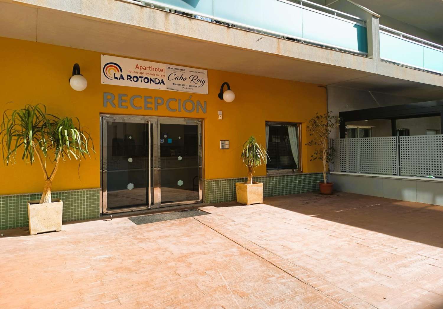 ÁTICO CON SOLÁRIUM PRIVADO DE 65 M² Y VISTAS AL MAR EN CABO ROIG, ORIENTACIÓN SUR Y ALTA RENTABILIDAD