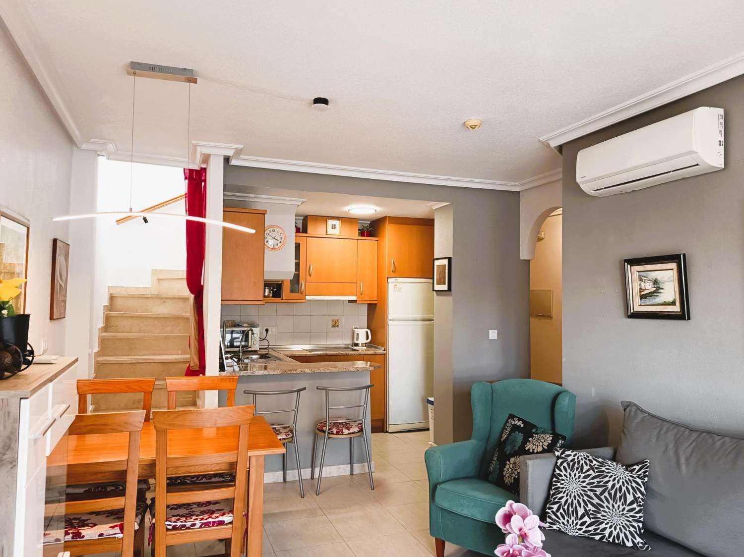 ÁTICO CON SOLÁRIUM PRIVADO DE 65 M² Y VISTAS AL MAR EN CABO ROIG, ORIENTACIÓN SUR Y ALTA RENTABILIDAD