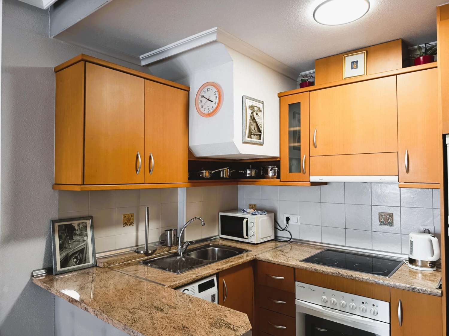 ÁTICO CON SOLÁRIUM PRIVADO DE 65 M² Y VISTAS AL MAR EN CABO ROIG, ORIENTACIÓN SUR Y ALTA RENTABILIDAD