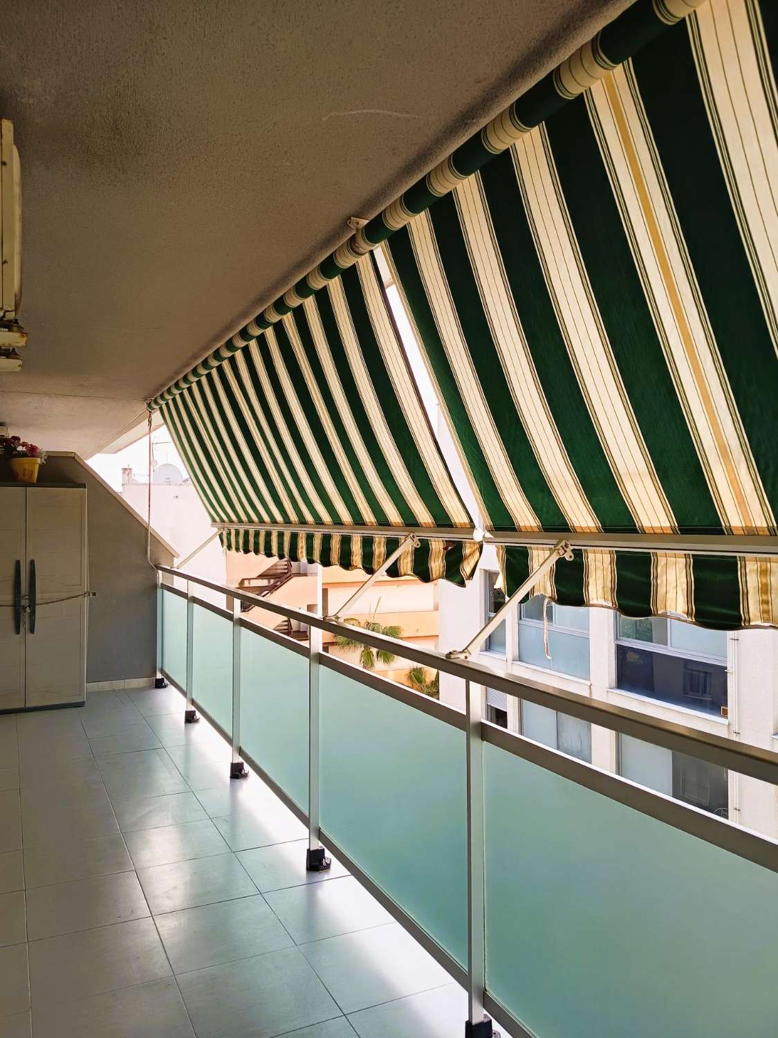 ÁTICO CON SOLÁRIUM PRIVADO DE 65 M² Y VISTAS AL MAR EN CABO ROIG, ORIENTACIÓN SUR Y ALTA RENTABILIDAD