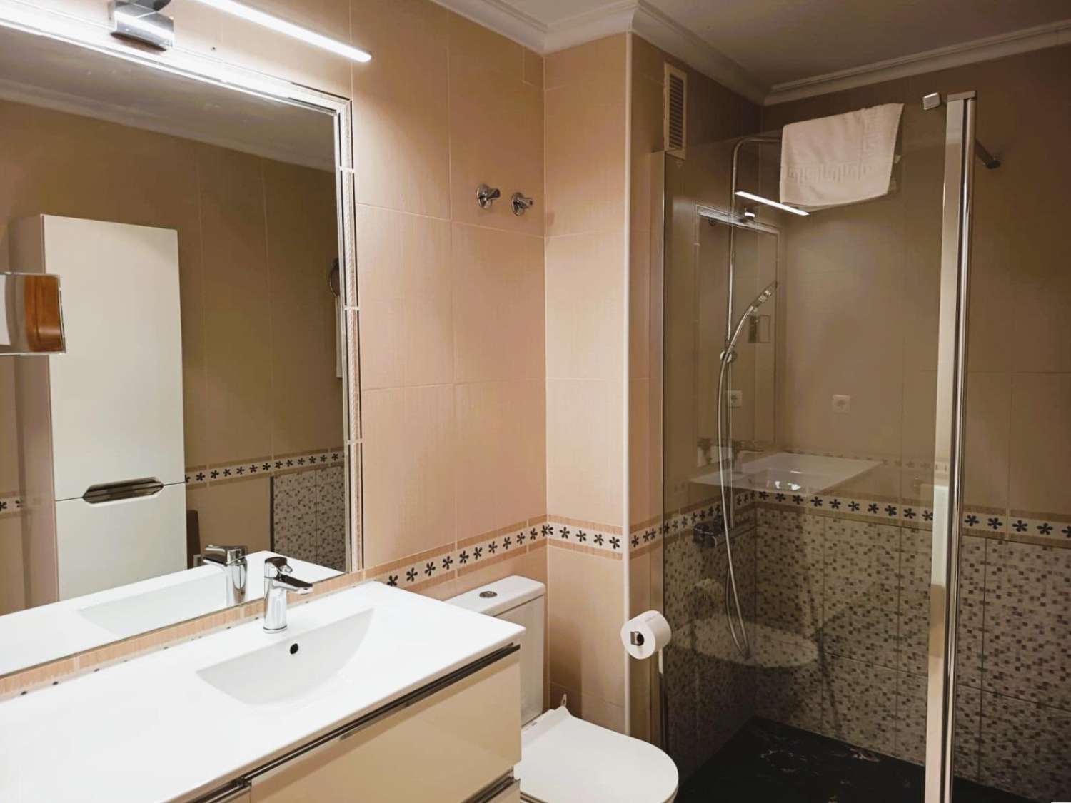 ÁTICO CON SOLÁRIUM PRIVADO DE 65 M² Y VISTAS AL MAR EN CABO ROIG, ORIENTACIÓN SUR Y ALTA RENTABILIDAD