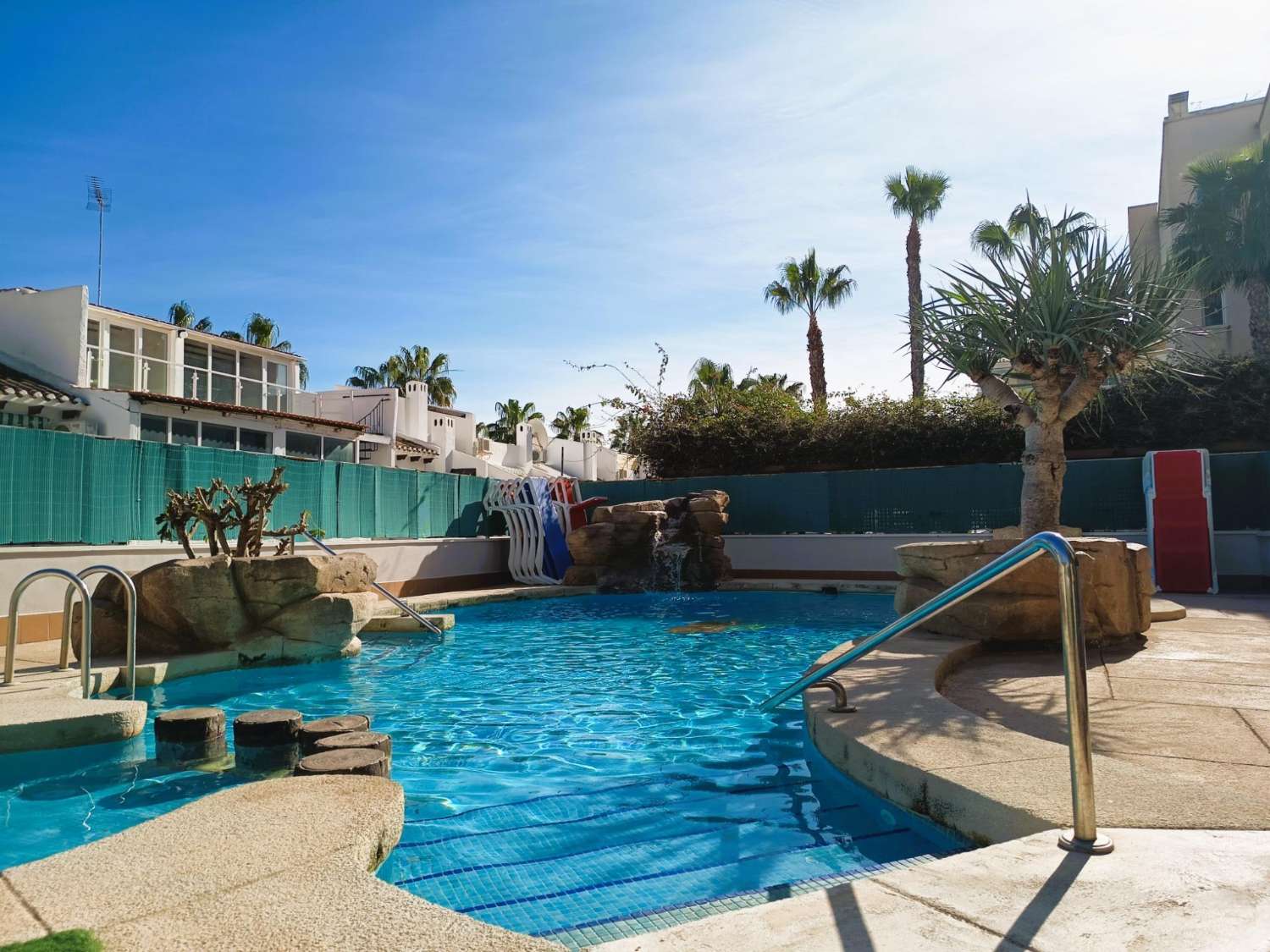 ÁTICO CON SOLÁRIUM PRIVADO DE 65 M² Y VISTAS AL MAR EN CABO ROIG, ORIENTACIÓN SUR Y ALTA RENTABILIDAD