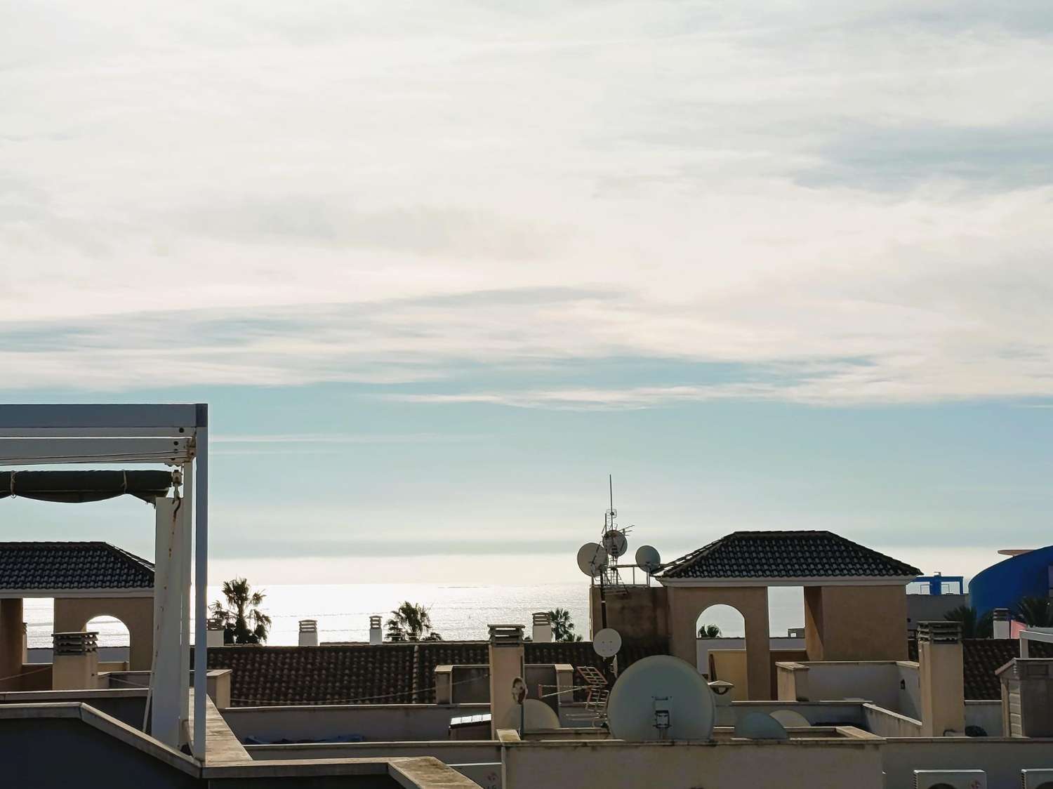 ÁTICO CON SOLÁRIUM PRIVADO DE 65 M² Y VISTAS AL MAR EN CABO ROIG, ORIENTACIÓN SUR Y ALTA RENTABILIDAD