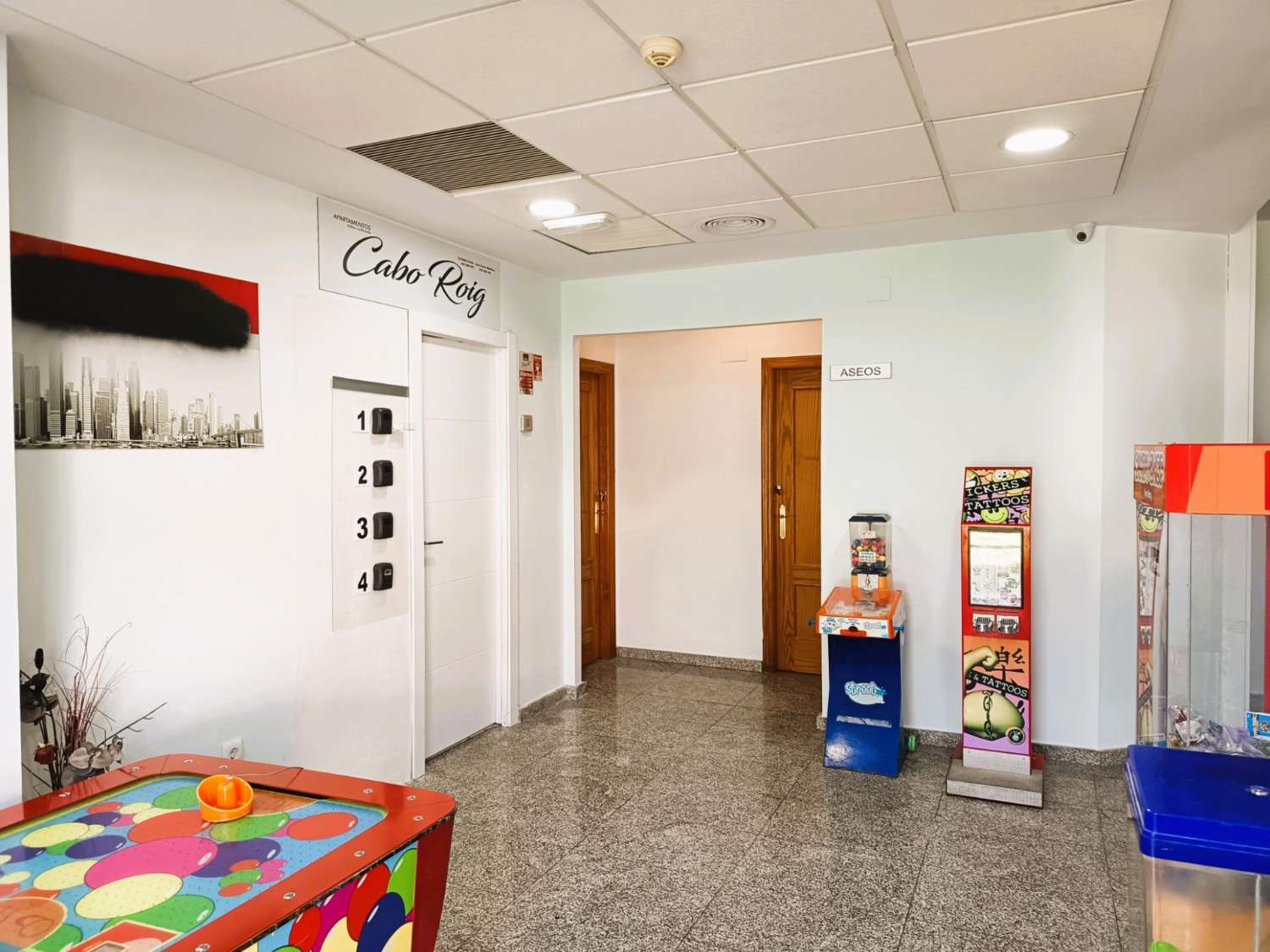 ÁTICO CON SOLÁRIUM PRIVADO DE 65 M² Y VISTAS AL MAR EN CABO ROIG, ORIENTACIÓN SUR Y ALTA RENTABILIDAD