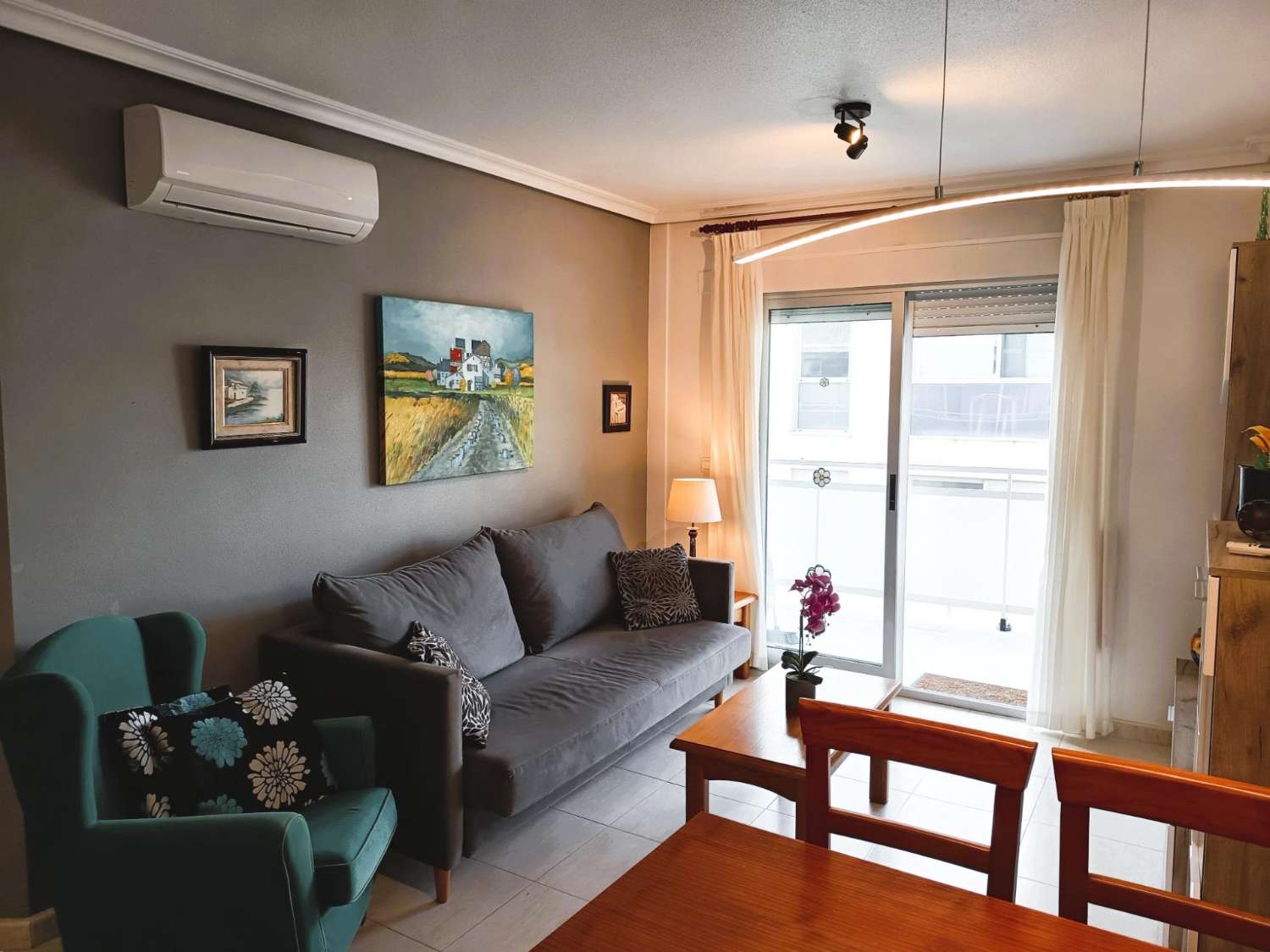 ÁTICO CON SOLÁRIUM PRIVADO DE 65 M² Y VISTAS AL MAR EN CABO ROIG, ORIENTACIÓN SUR Y ALTA RENTABILIDAD