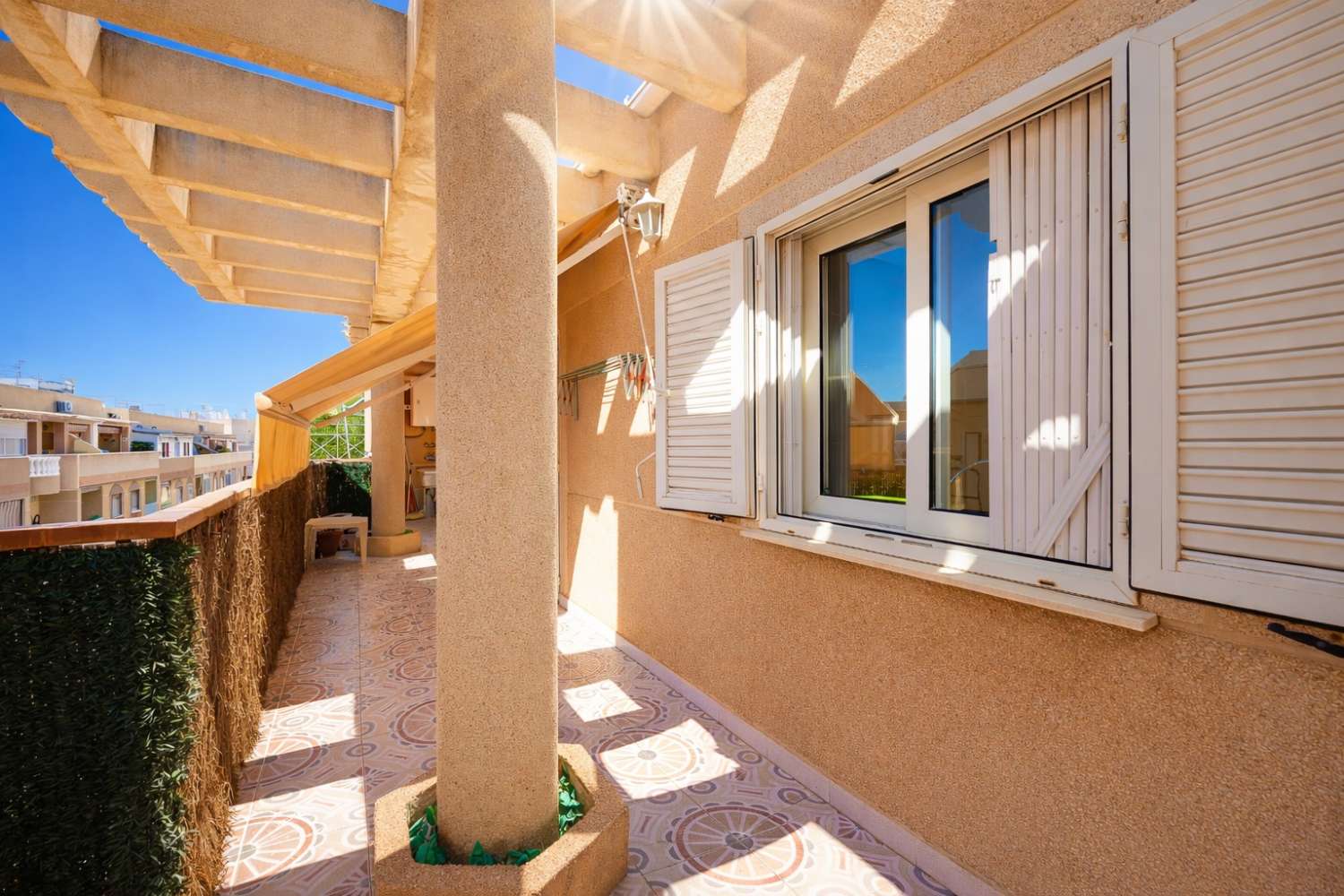 ÁTICO LUMINOSO CON SOLÁRIUM Y TERRAZA A 620 M DE LA PLAYA EN TORREVIEJA