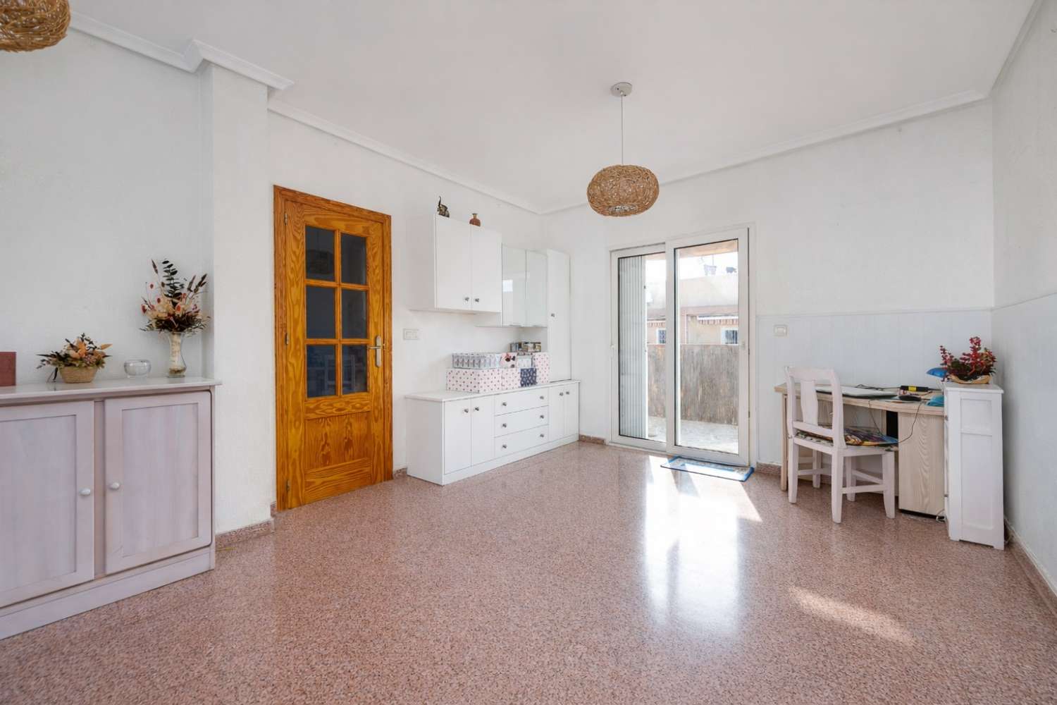 ÁTICO LUMINOSO CON SOLÁRIUM Y TERRAZA A 620 M DE LA PLAYA EN TORREVIEJA