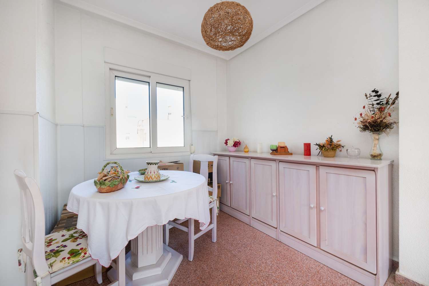 ÁTICO LUMINOSO CON SOLÁRIUM Y TERRAZA A 620 M DE LA PLAYA EN TORREVIEJA