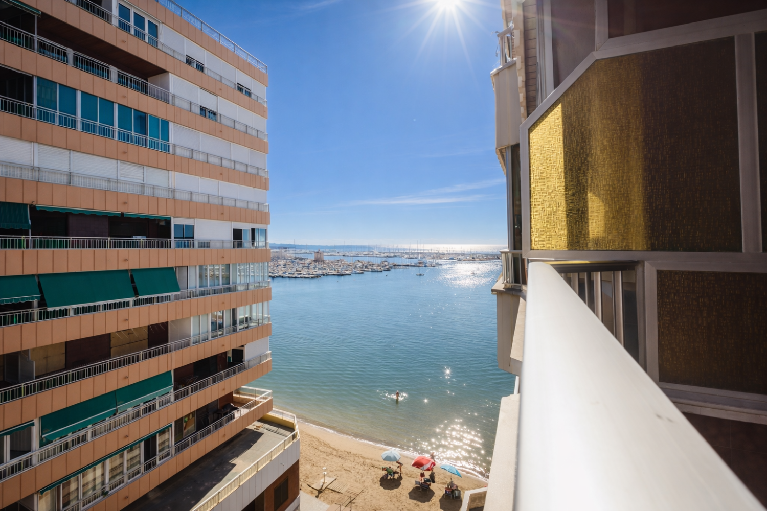 APARTAMENTO EN PRIMERA LÍNEA DE PLAYA CON VISTAS AL MAR Y ACCESO DIRECTO EN PLAYA DEL ACEQUIÓN