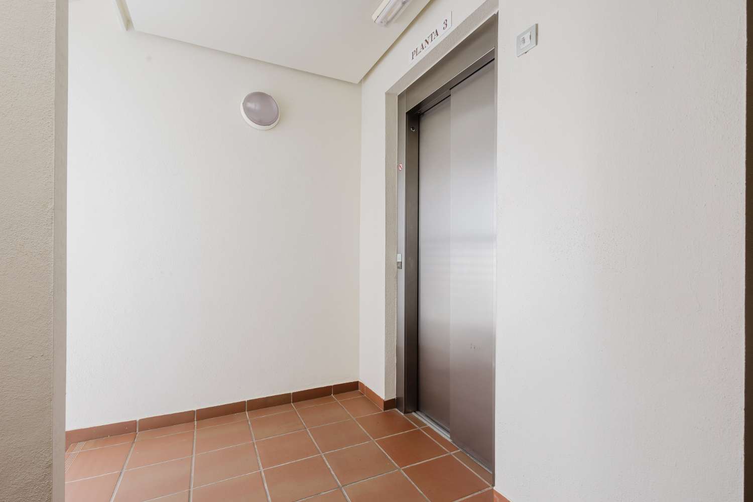 ÁTICO DE LUJO EN LAS COLINAS GOLF CON GRAN TERRAZA Y VISTAS AL MAR