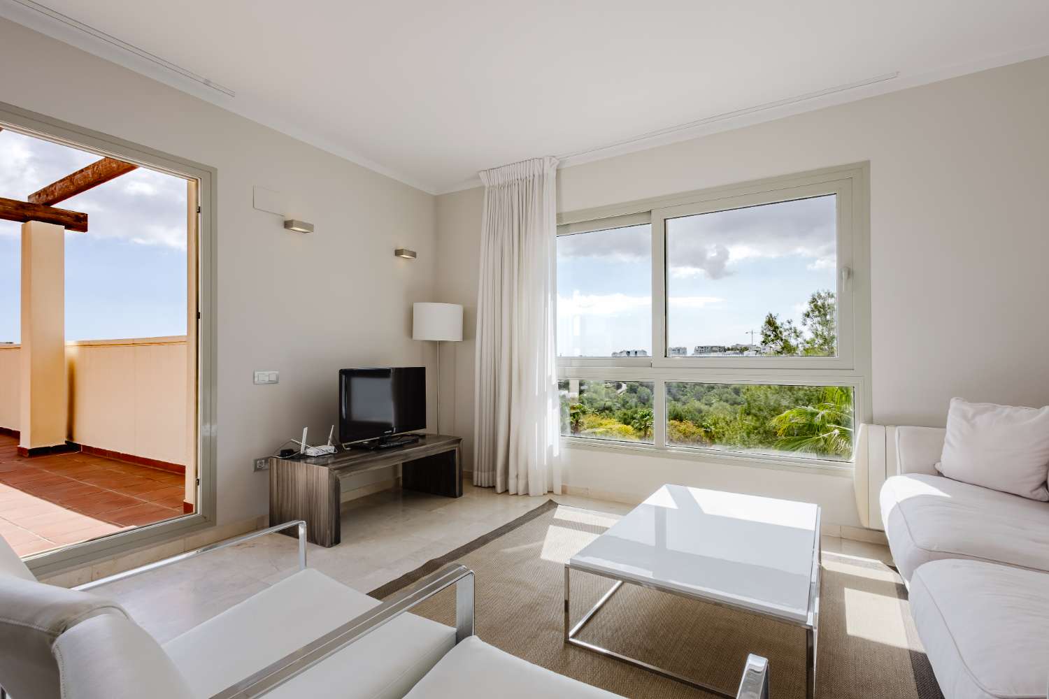 ÁTICO DE LUJO EN LAS COLINAS GOLF CON GRAN TERRAZA Y VISTAS AL MAR