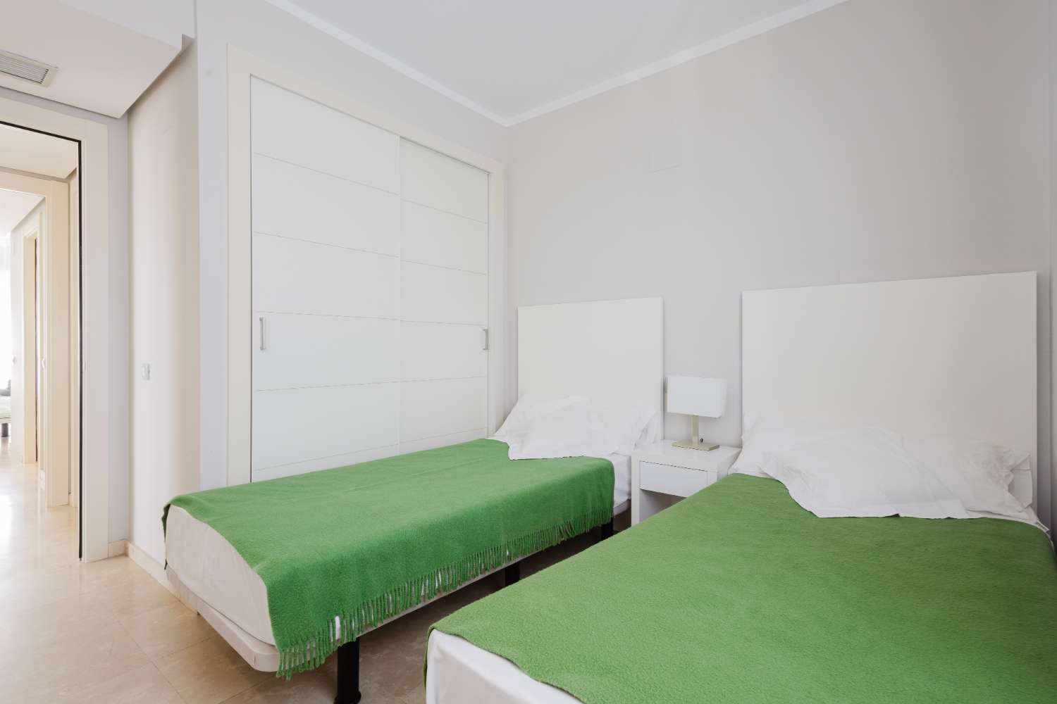 ÁTICO DE LUJO EN LAS COLINAS GOLF CON GRAN TERRAZA Y VISTAS AL MAR