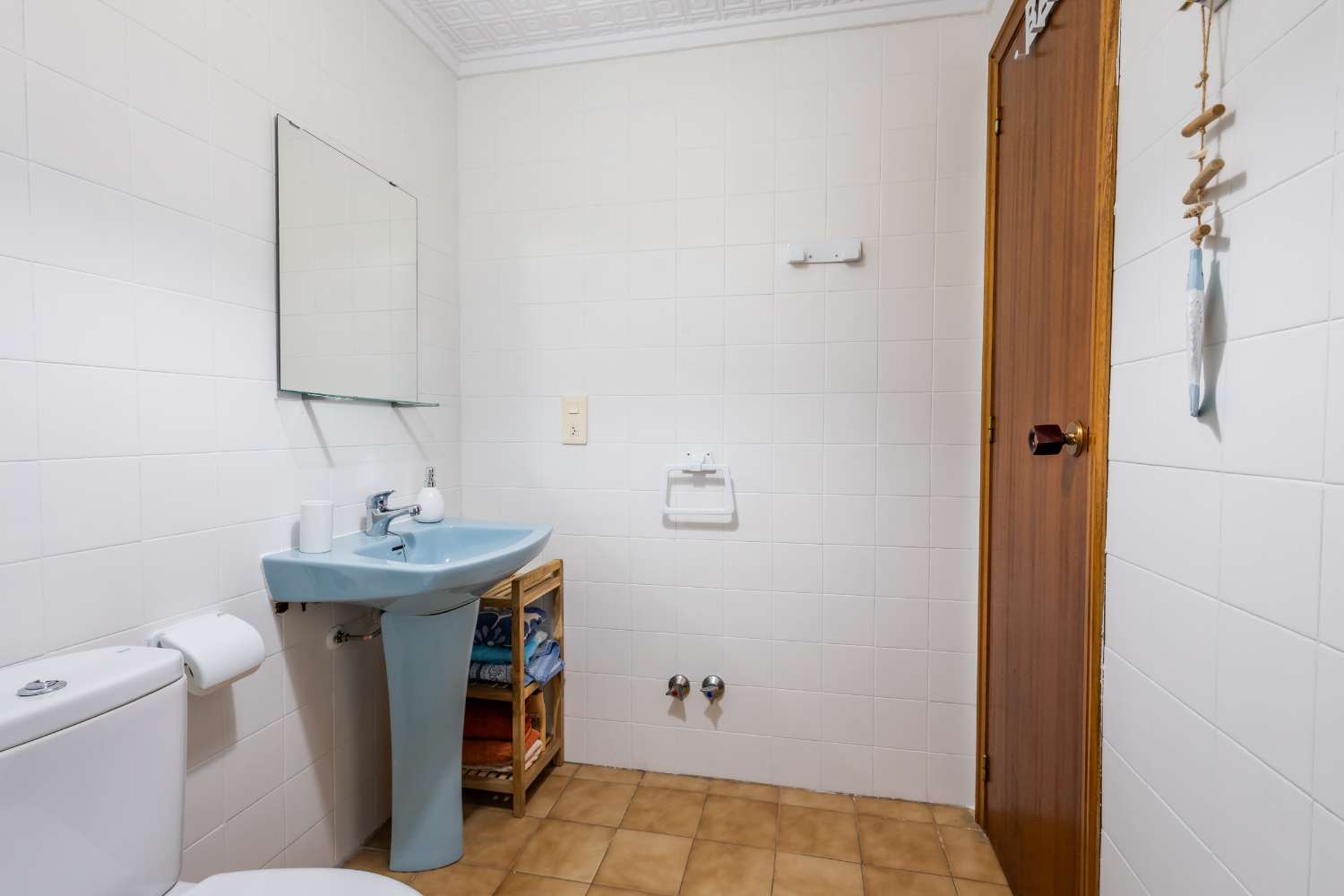 AMPLIO APARTAMENTO A 250 M DE LA PLAYA CON TERRAZA Y 3 DORMITORIOS EN TORREVIEJA