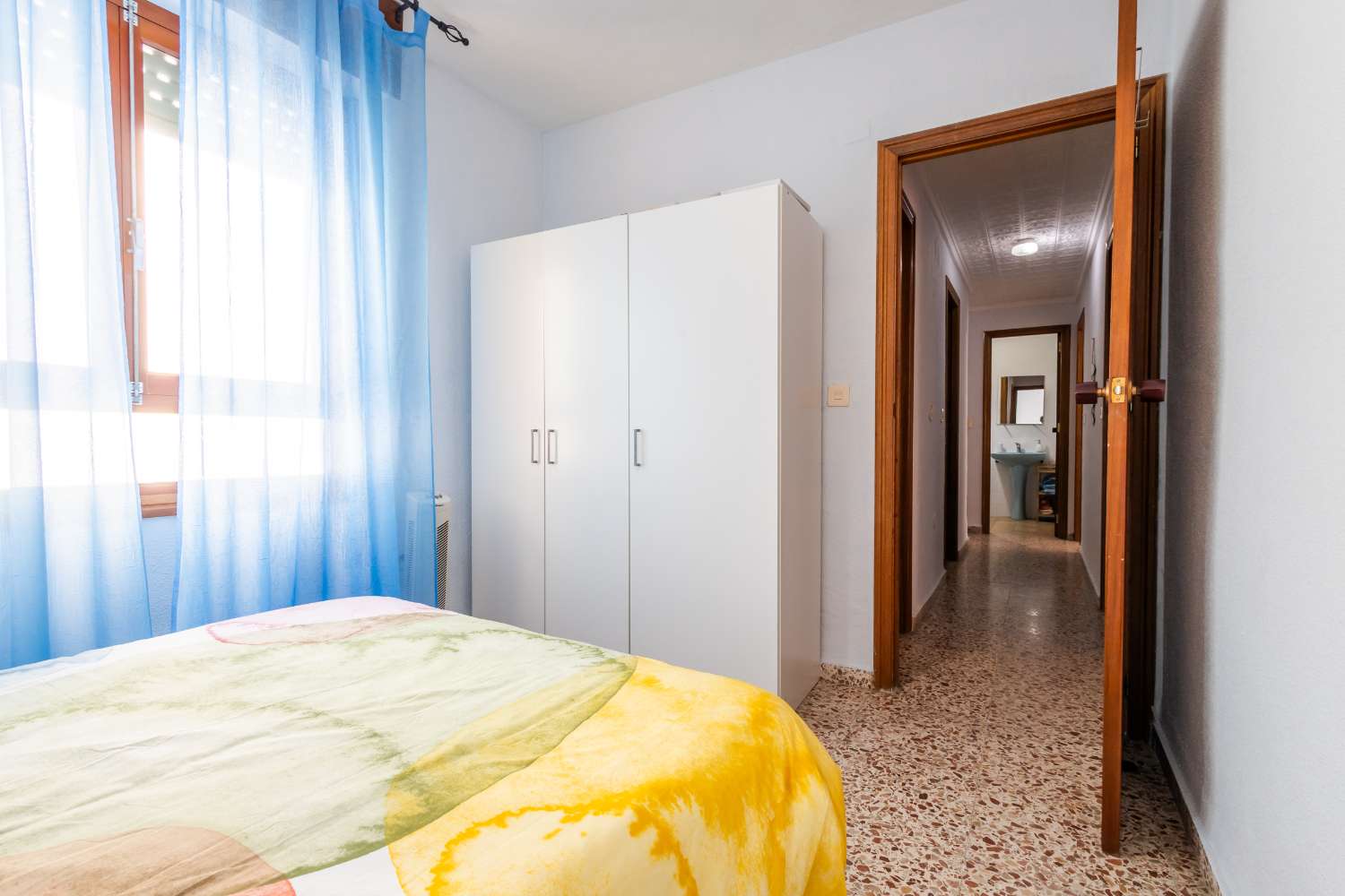 AMPLIO APARTAMENTO A 250 M DE LA PLAYA CON TERRAZA Y 3 DORMITORIOS EN TORREVIEJA