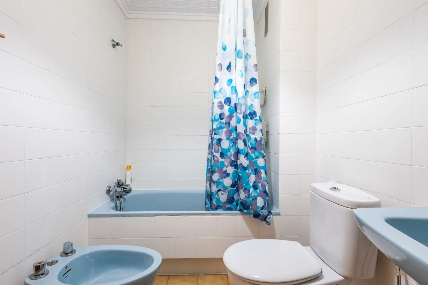 AMPLIO APARTAMENTO A 250 M DE LA PLAYA CON TERRAZA Y 3 DORMITORIOS EN TORREVIEJA