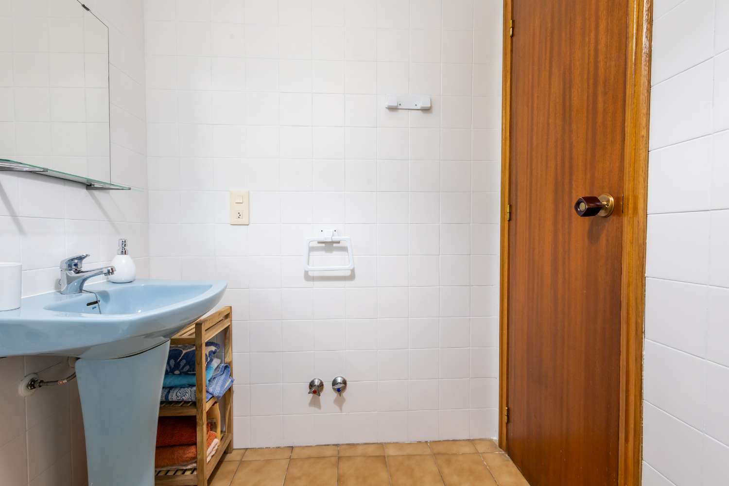 AMPLIO APARTAMENTO A 250 M DE LA PLAYA CON TERRAZA Y 3 DORMITORIOS EN TORREVIEJA