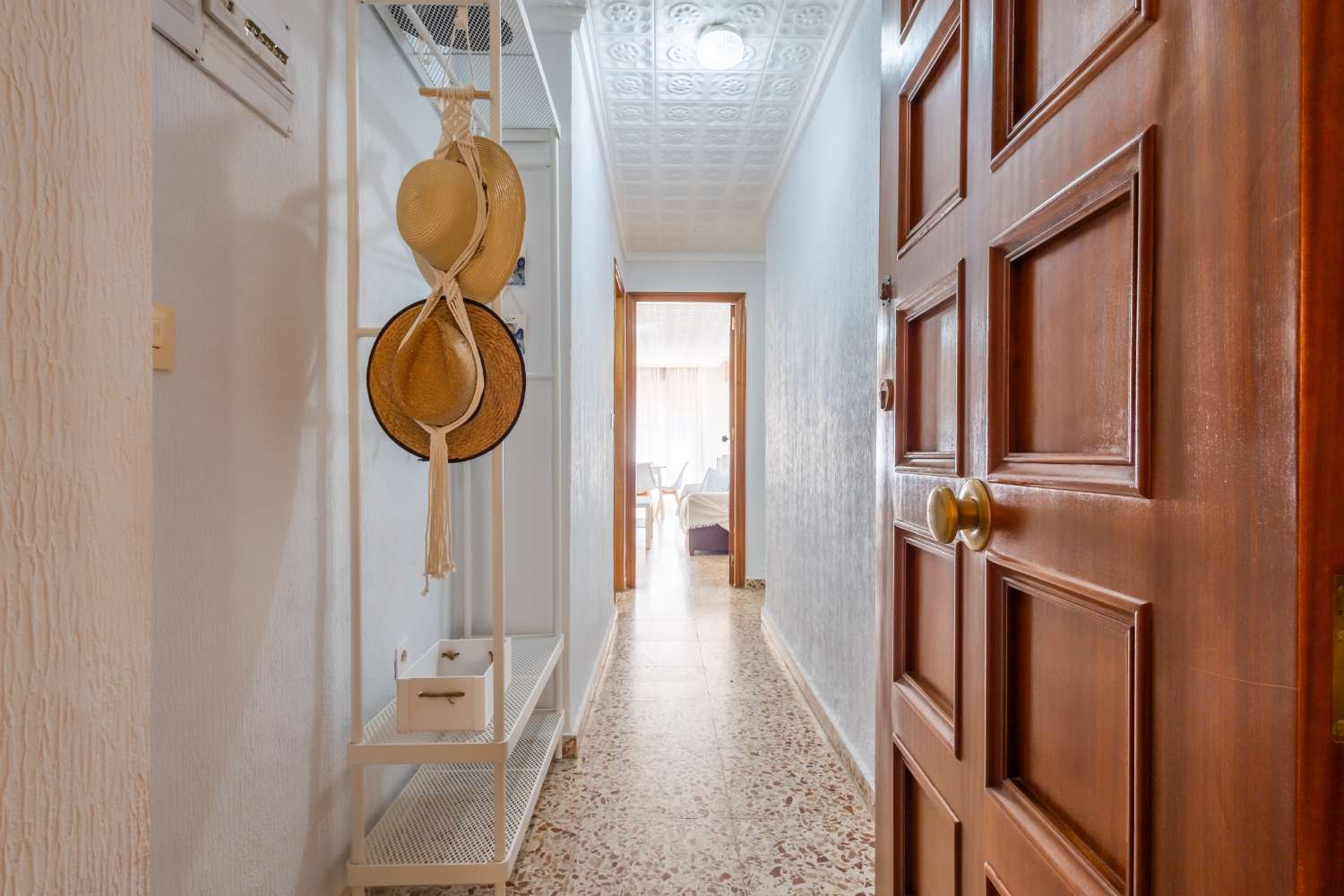 AMPLIO APARTAMENTO A 250 M DE LA PLAYA CON TERRAZA Y 3 DORMITORIOS EN TORREVIEJA