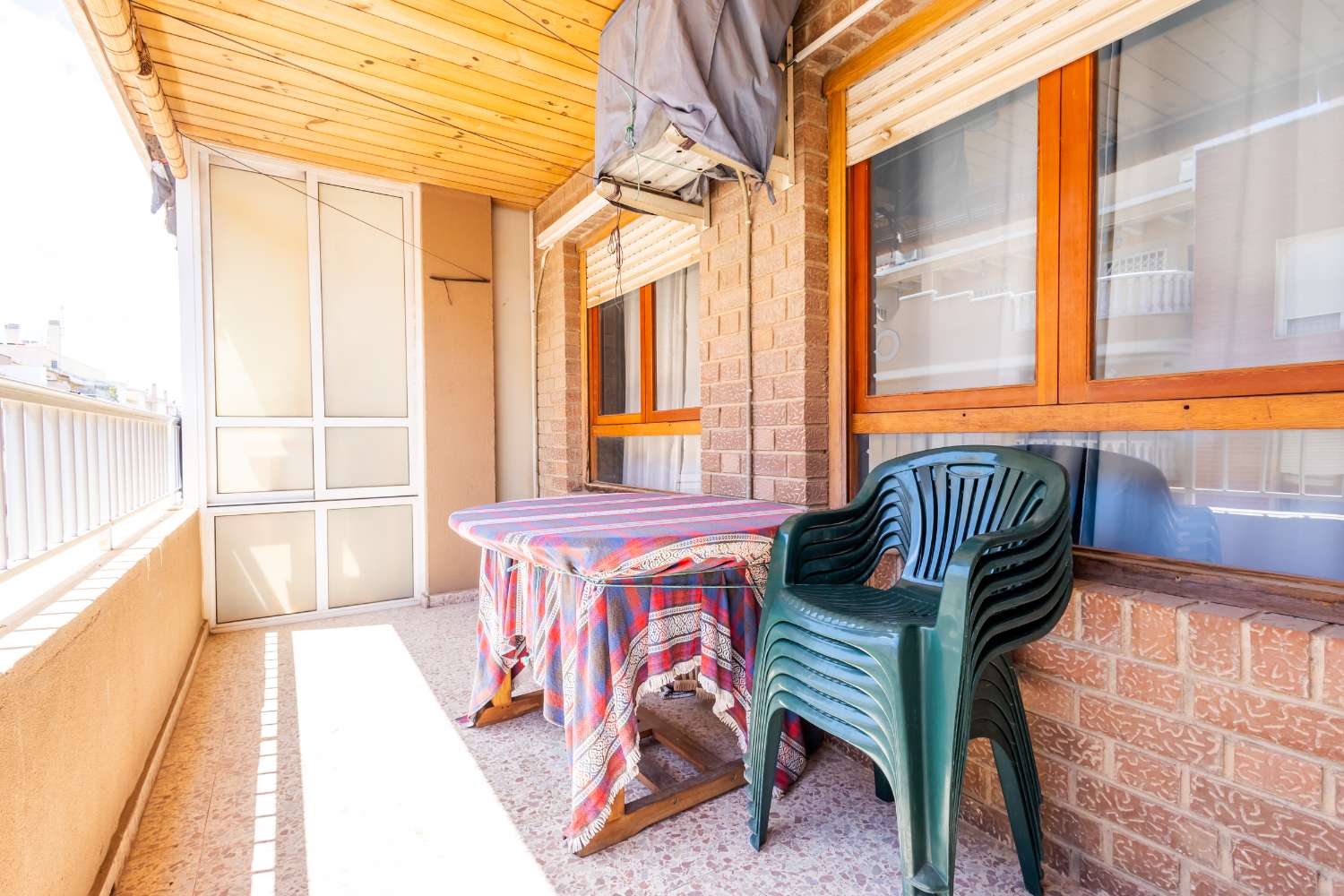 AMPLIO APARTAMENTO A 250 M DE LA PLAYA CON TERRAZA Y 3 DORMITORIOS EN TORREVIEJA