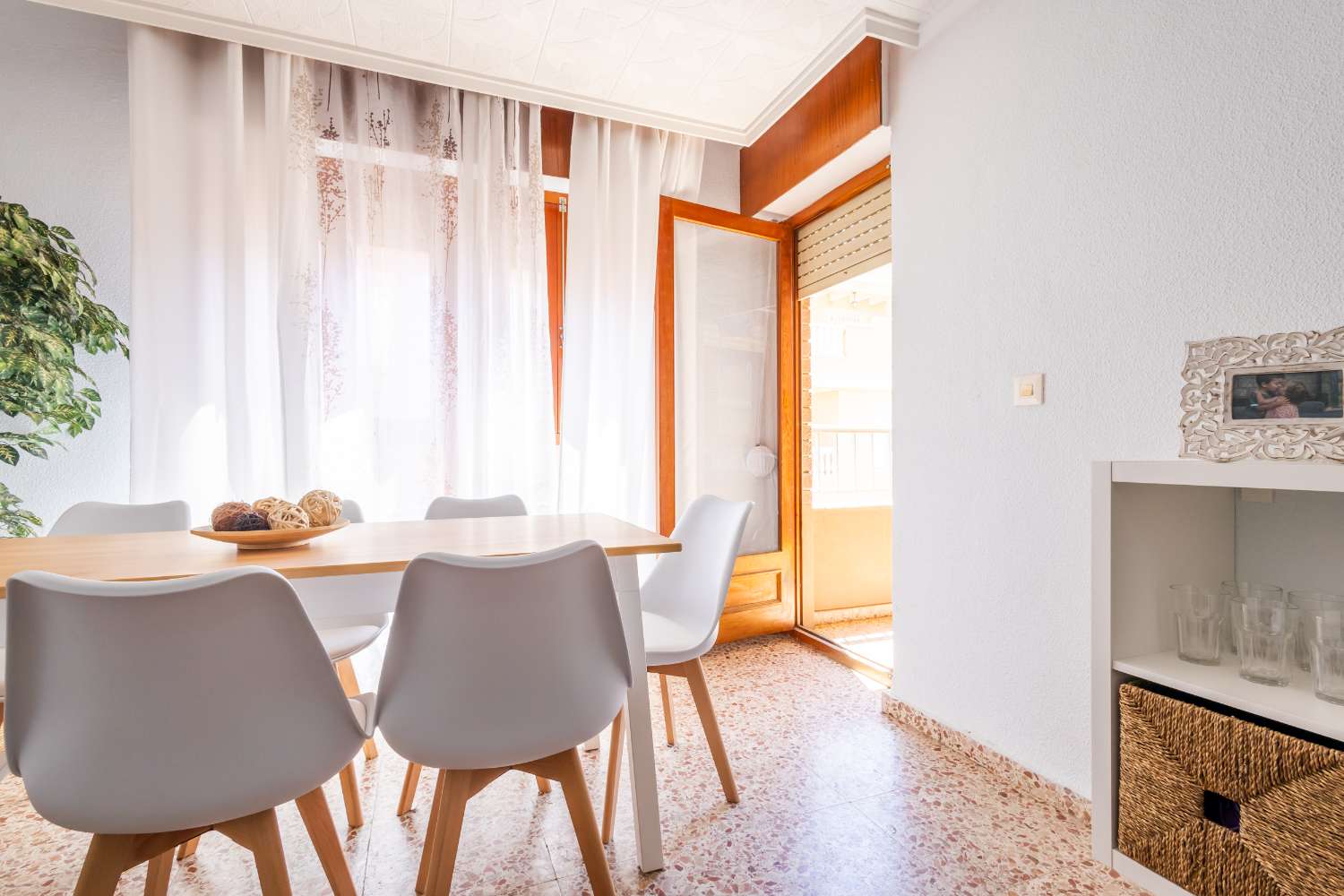 AMPLIO APARTAMENTO A 250 M DE LA PLAYA CON TERRAZA Y 3 DORMITORIOS EN TORREVIEJA