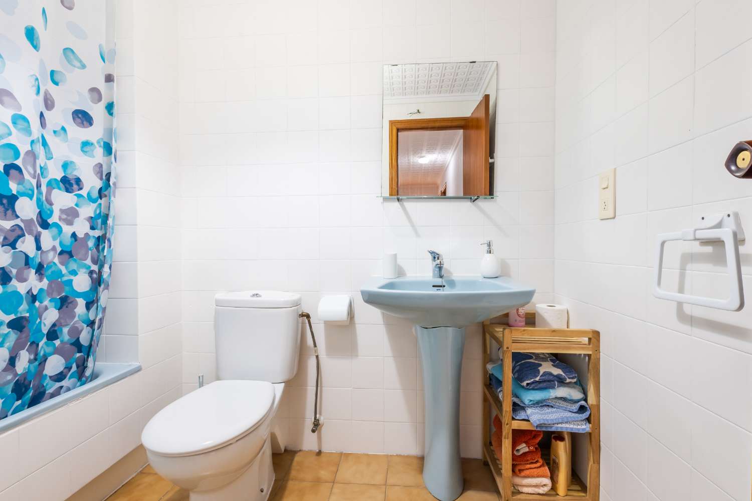 AMPLIO APARTAMENTO A 250 M DE LA PLAYA CON TERRAZA Y 3 DORMITORIOS EN TORREVIEJA