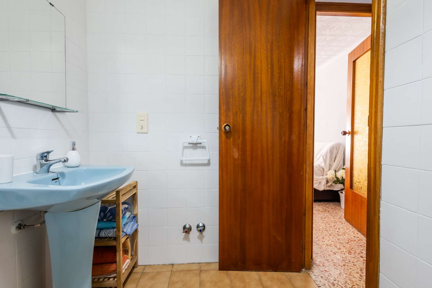 AMPLIO APARTAMENTO A 250 M DE LA PLAYA CON TERRAZA Y 3 DORMITORIOS EN TORREVIEJA