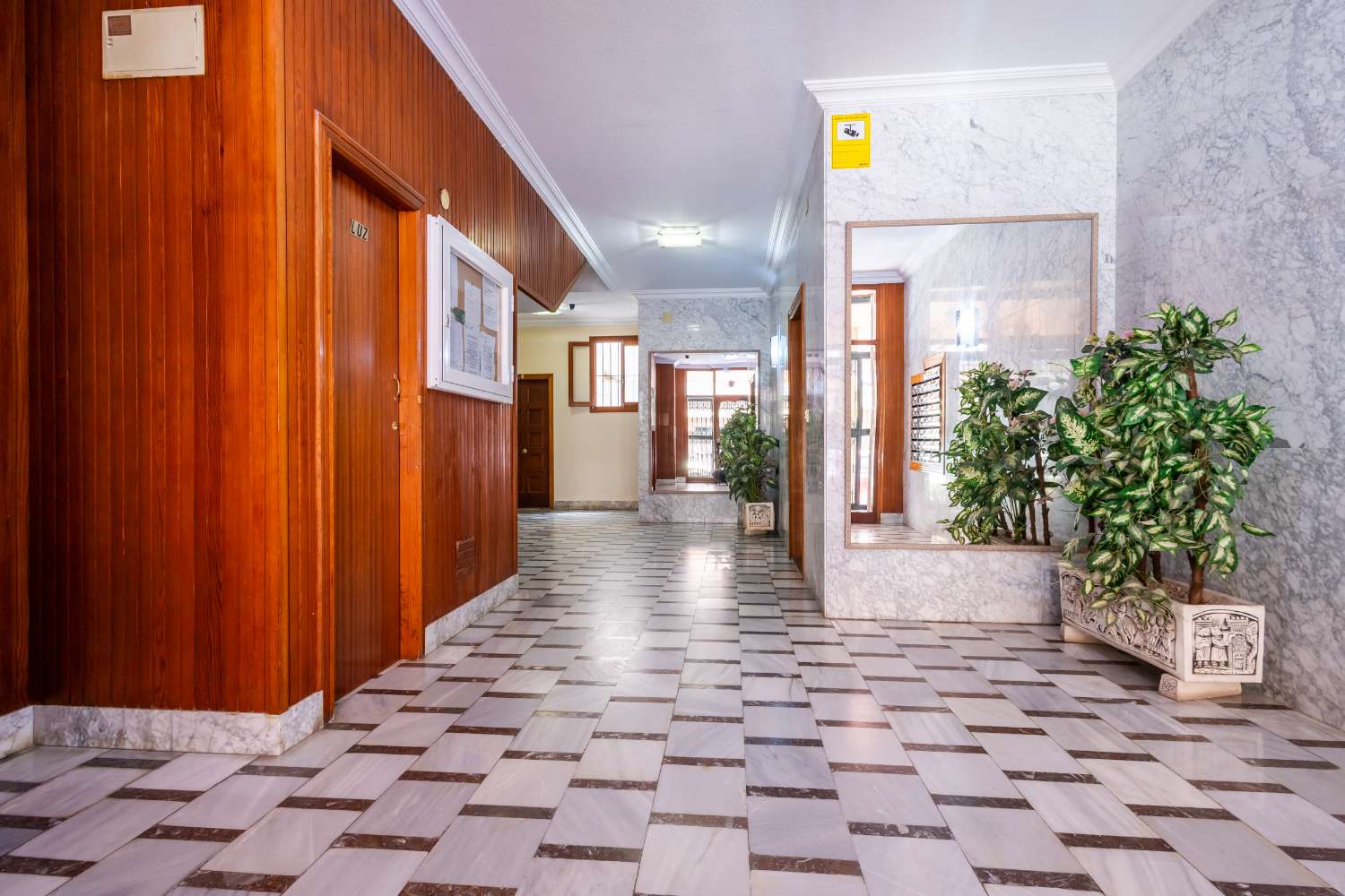 AMPLIO APARTAMENTO A 250 M DE LA PLAYA CON TERRAZA Y 3 DORMITORIOS EN TORREVIEJA