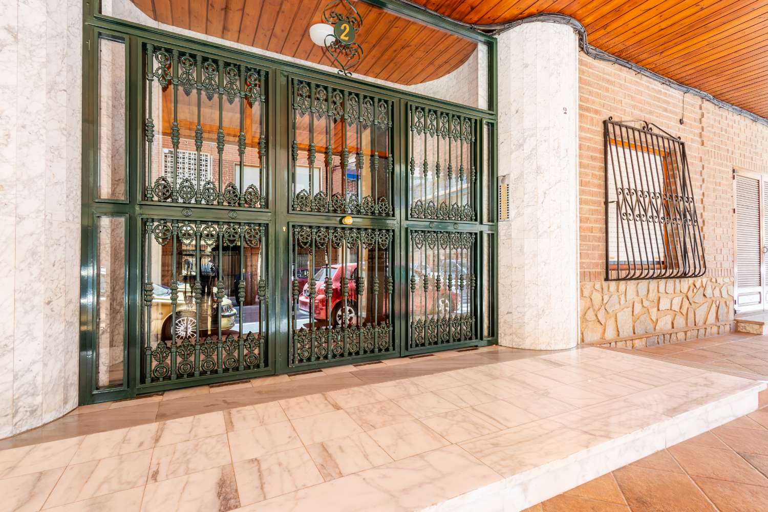 AMPLIO APARTAMENTO A 250 M DE LA PLAYA CON TERRAZA Y 3 DORMITORIOS EN TORREVIEJA