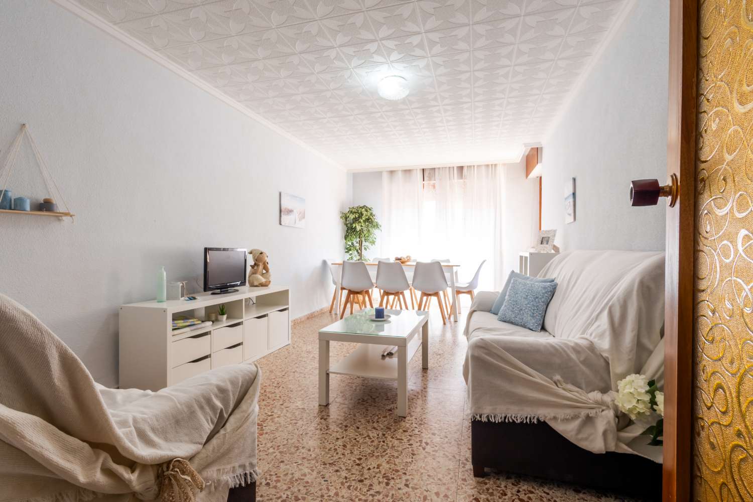 AMPLIO APARTAMENTO A 250 M DE LA PLAYA CON TERRAZA Y 3 DORMITORIOS EN TORREVIEJA