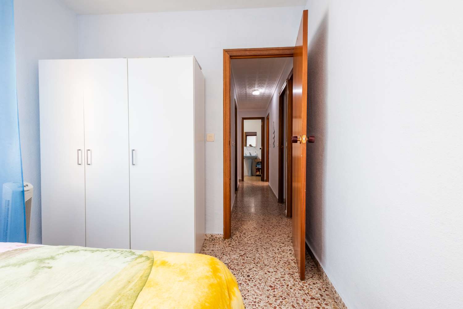 AMPLIO APARTAMENTO A 250 M DE LA PLAYA CON TERRAZA Y 3 DORMITORIOS EN TORREVIEJA