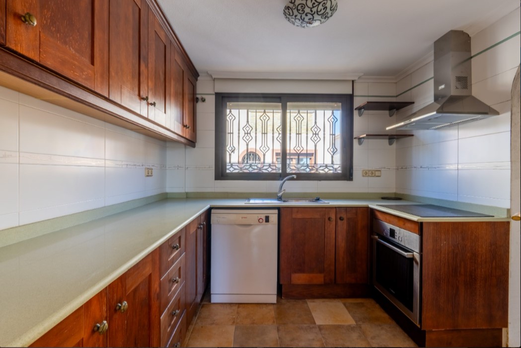 CHALET INDEPENDIENTE CON PISCINA PRIVADA, SÓTANO HABITABLE Y SOLÁRIUM EN PARCELA DE 250 M²