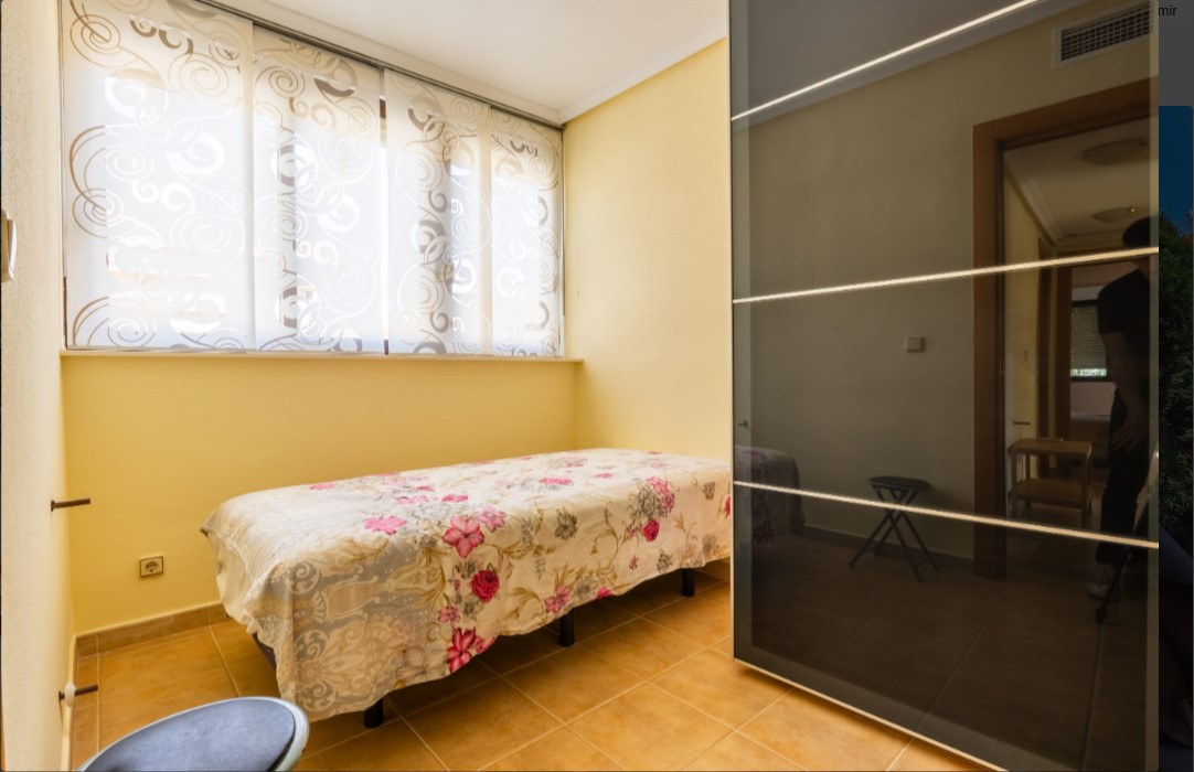 CHALET INDEPENDIENTE CON PISCINA PRIVADA, SÓTANO HABITABLE Y SOLÁRIUM EN PARCELA DE 250 M²